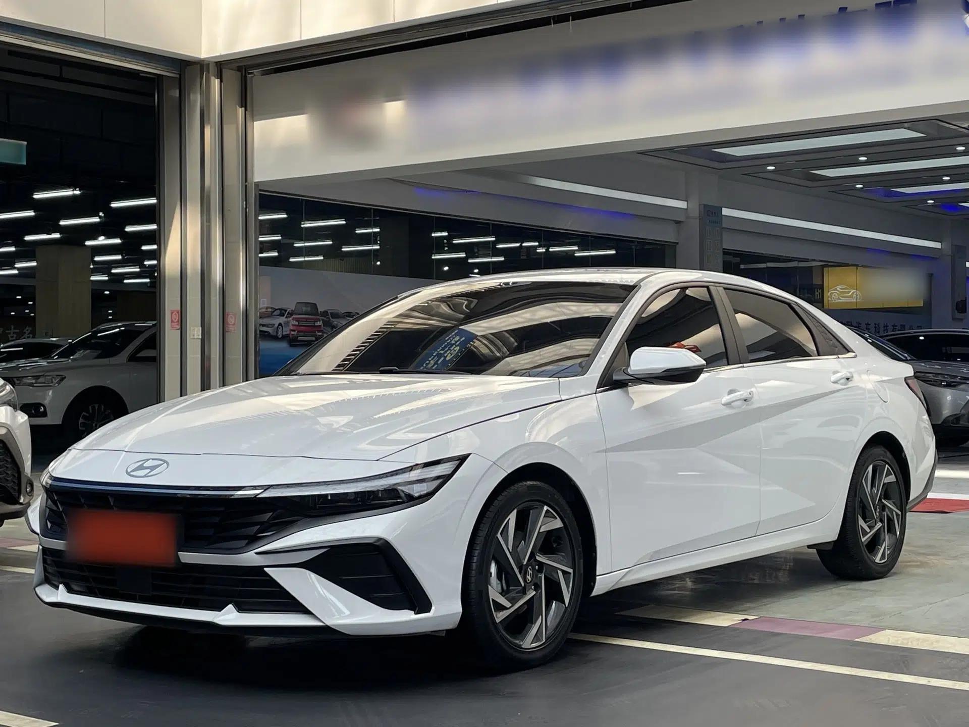 Hyundai Elantra 2023 1.5L CVT LUX Prestige Edition — миниатюра 1