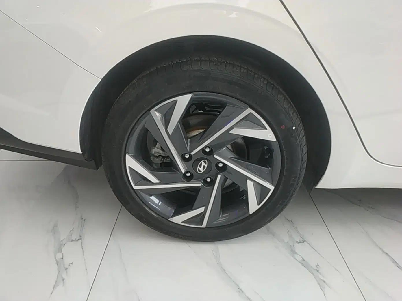 Hyundai Elantra 2023 1.5L CVT LUX Prestige Edition — миниатюра 11