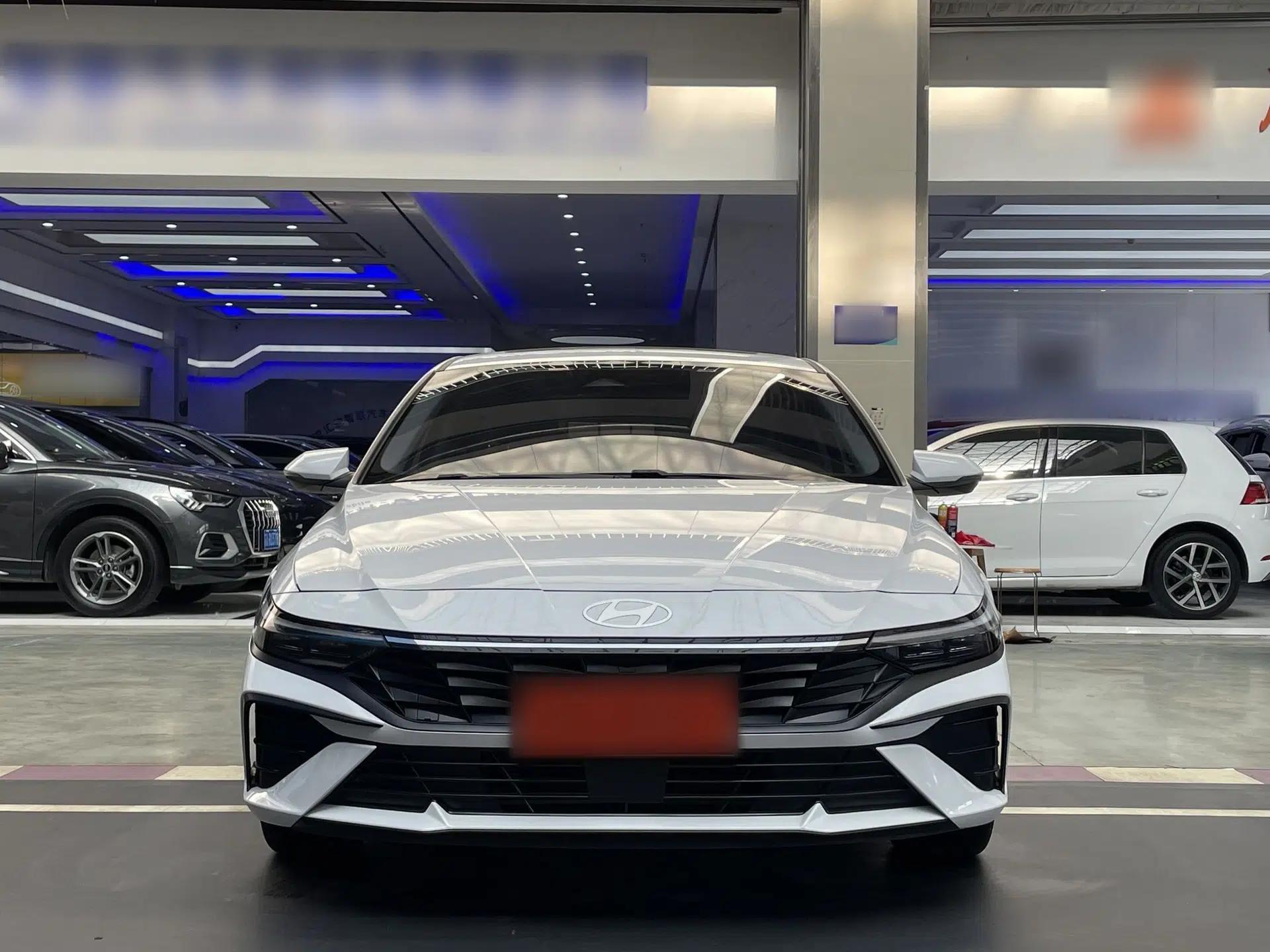 Hyundai Elantra 2023 1.5L CVT LUX Prestige Edition — миниатюра 12