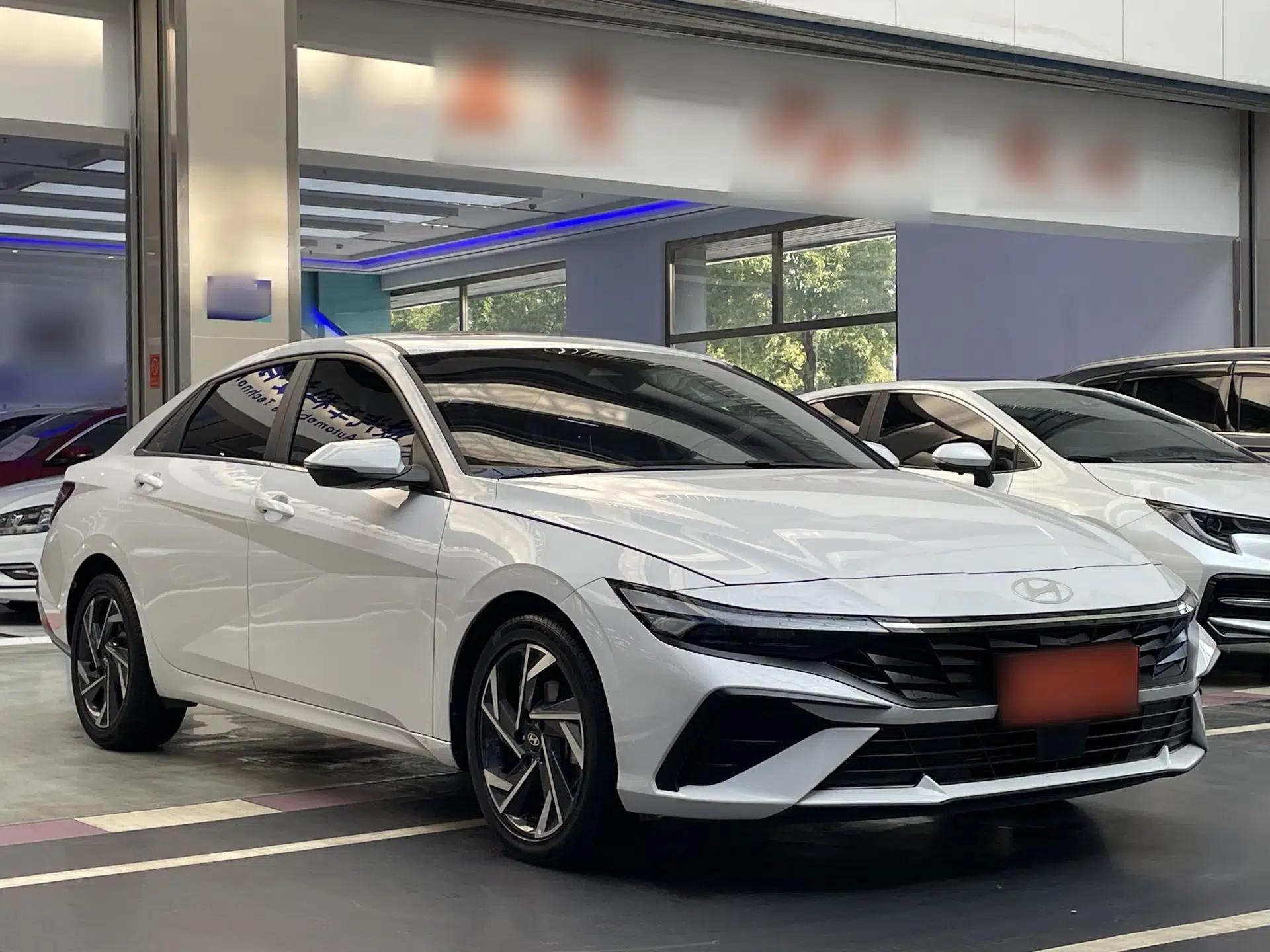 Hyundai Elantra 2023 1.5L CVT LUX Prestige Edition — миниатюра 13