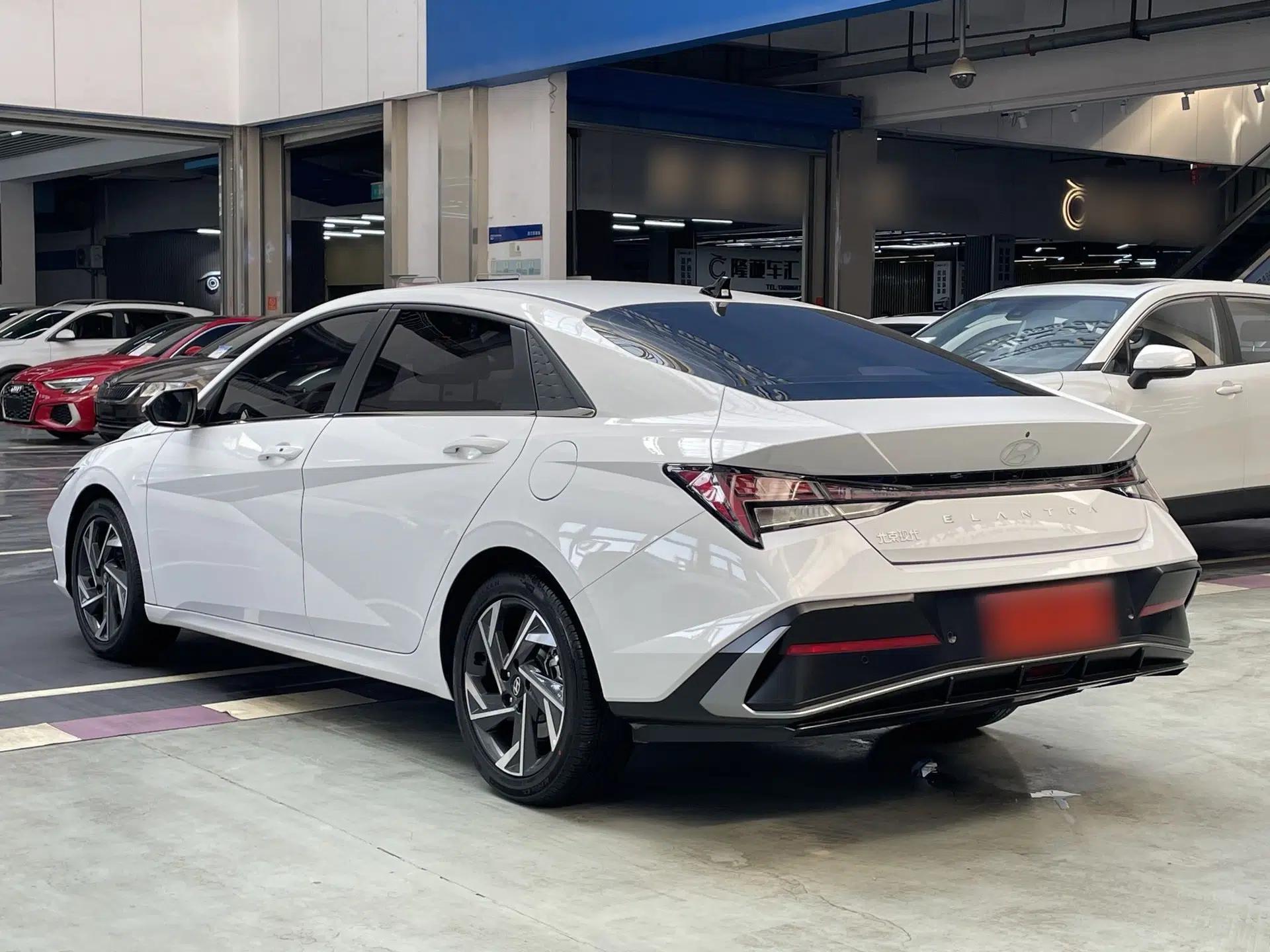 Hyundai Elantra 2023 1.5L CVT LUX Prestige Edition — миниатюра 14