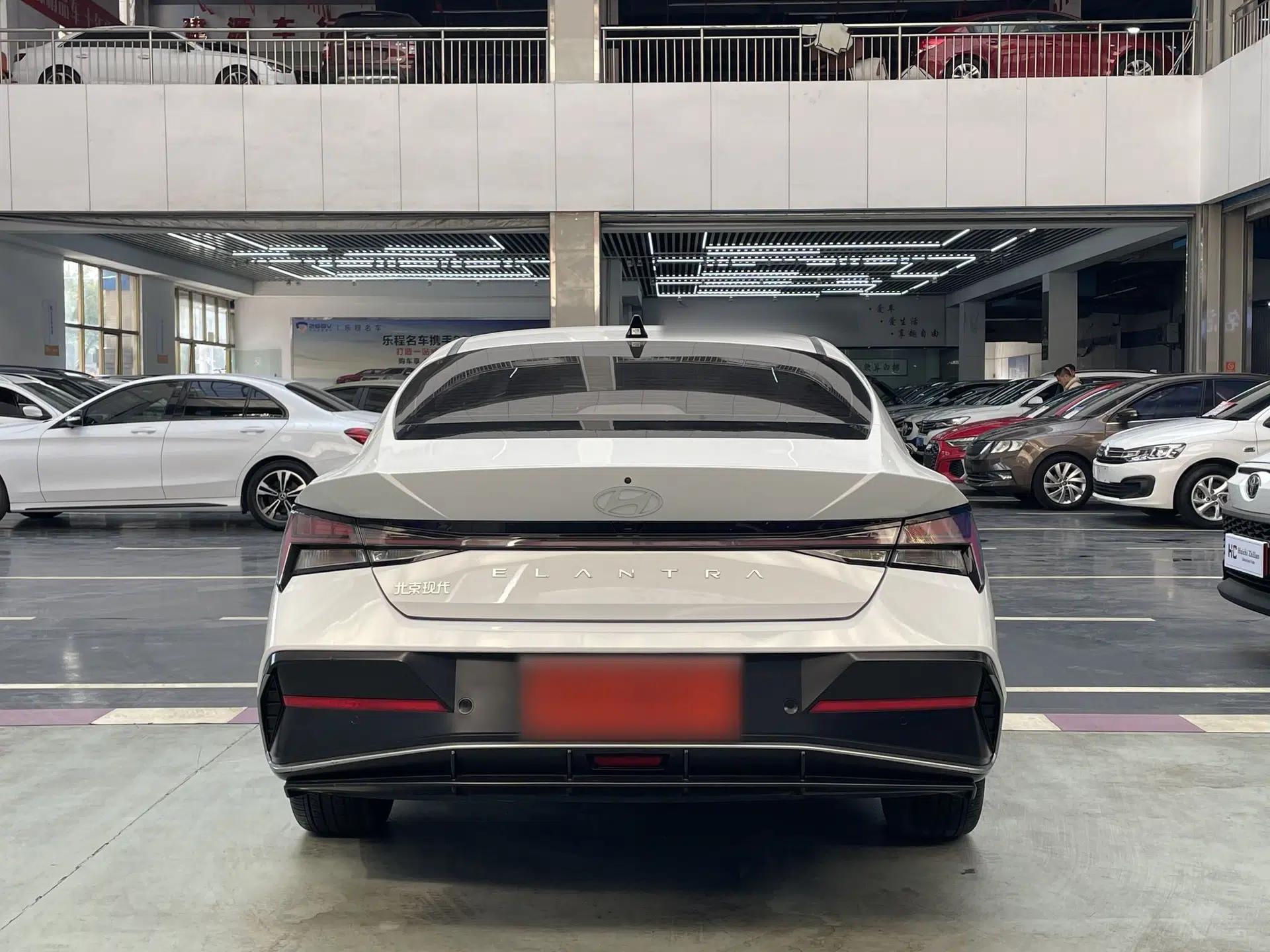 Hyundai Elantra 2023 1.5L CVT LUX Prestige Edition — миниатюра 15