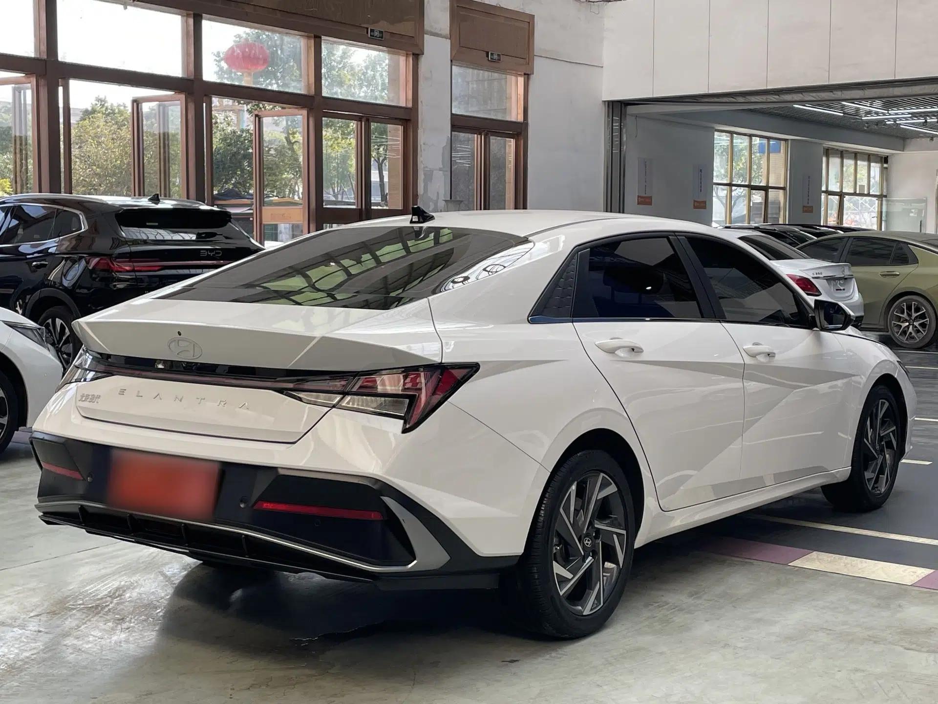 Hyundai Elantra 2023 1.5L CVT LUX Prestige Edition — миниатюра 16