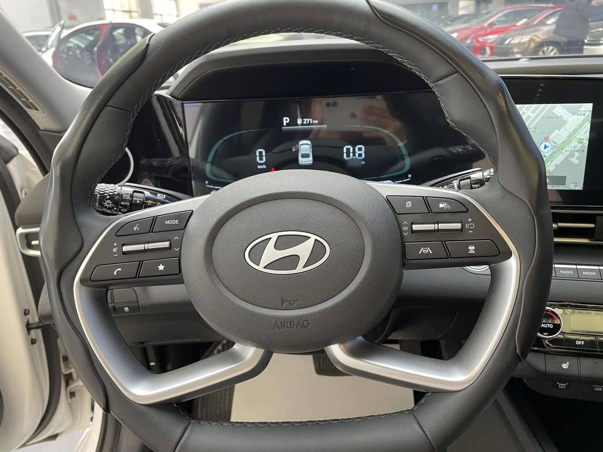 Hyundai Elantra 2023 1.5L CVT LUX Prestige Edition — миниатюра 18
