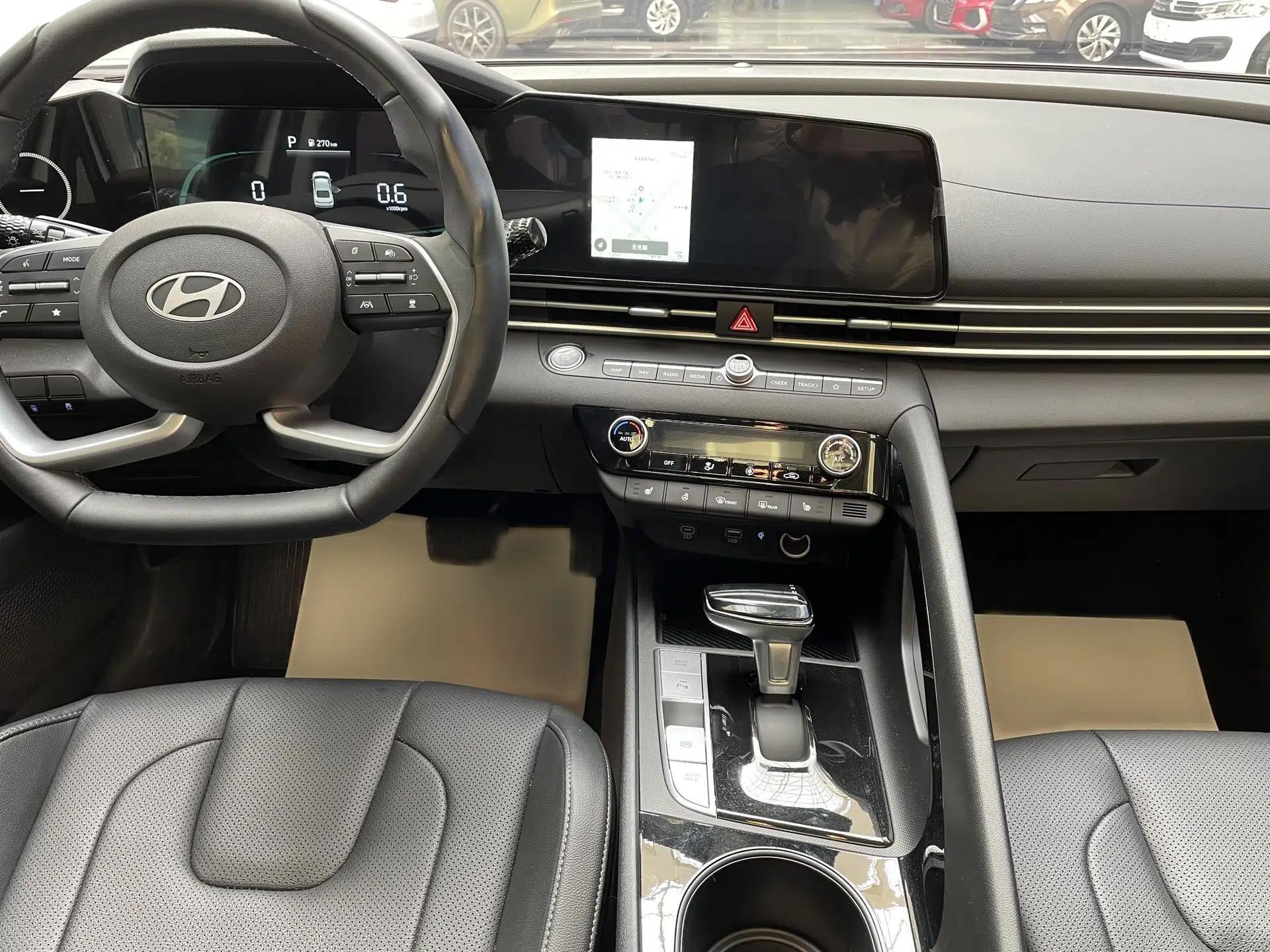Hyundai Elantra 2023 1.5L CVT LUX Prestige Edition — миниатюра 20