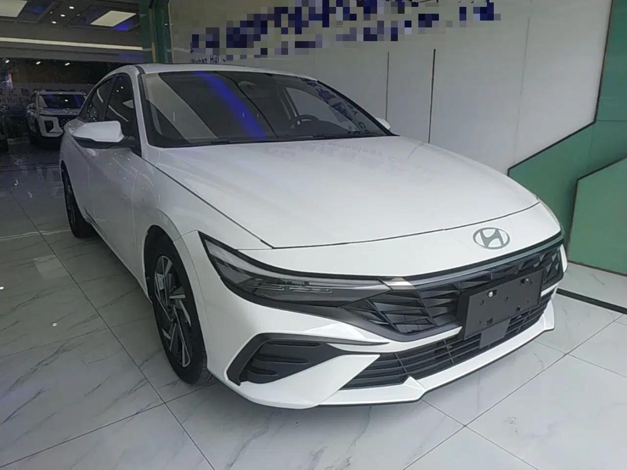 Hyundai Elantra 2023 1.5L CVT LUX Prestige Edition — миниатюра 3