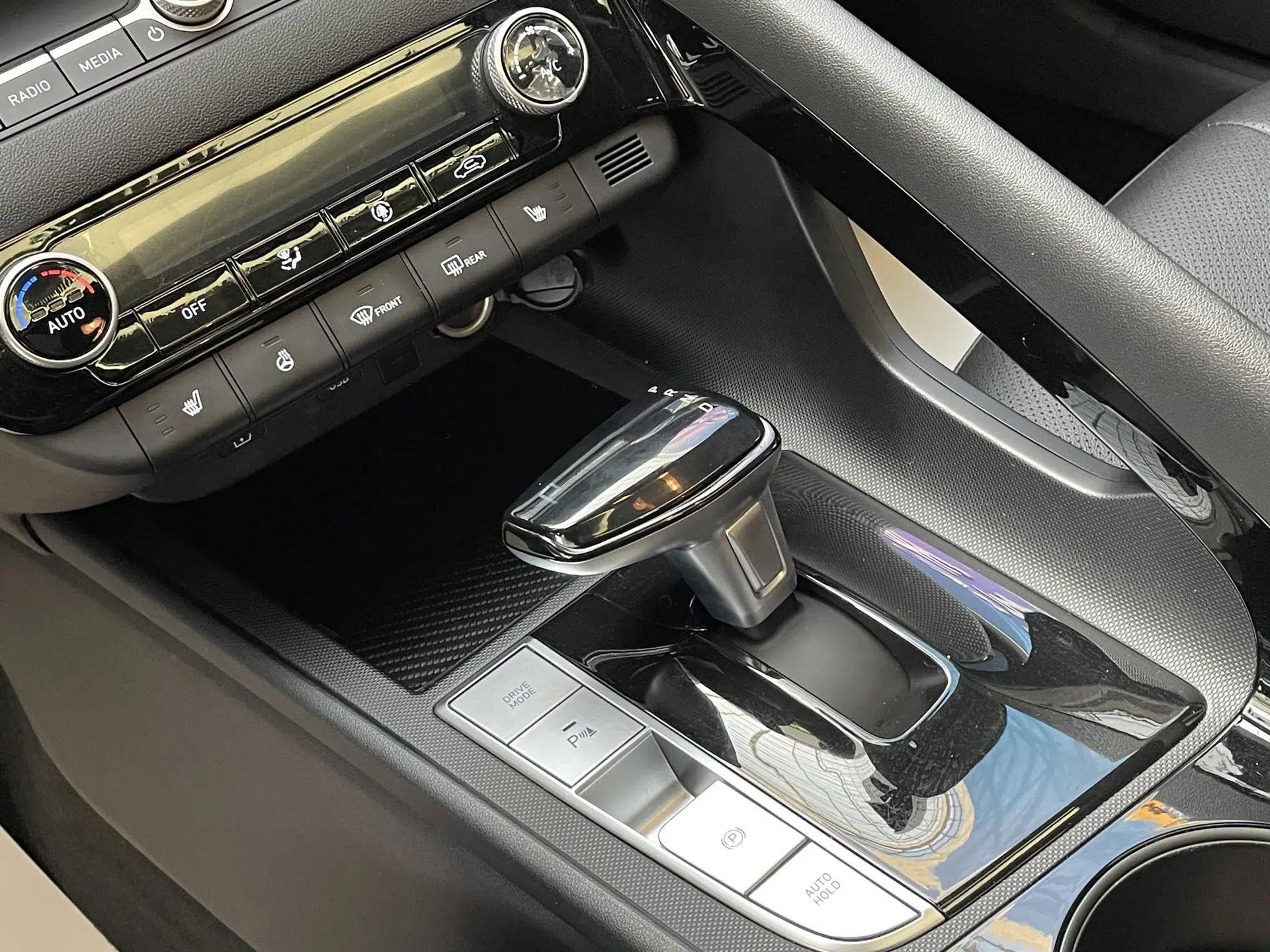 Hyundai Elantra 2023 1.5L CVT LUX Prestige Edition — миниатюра 21