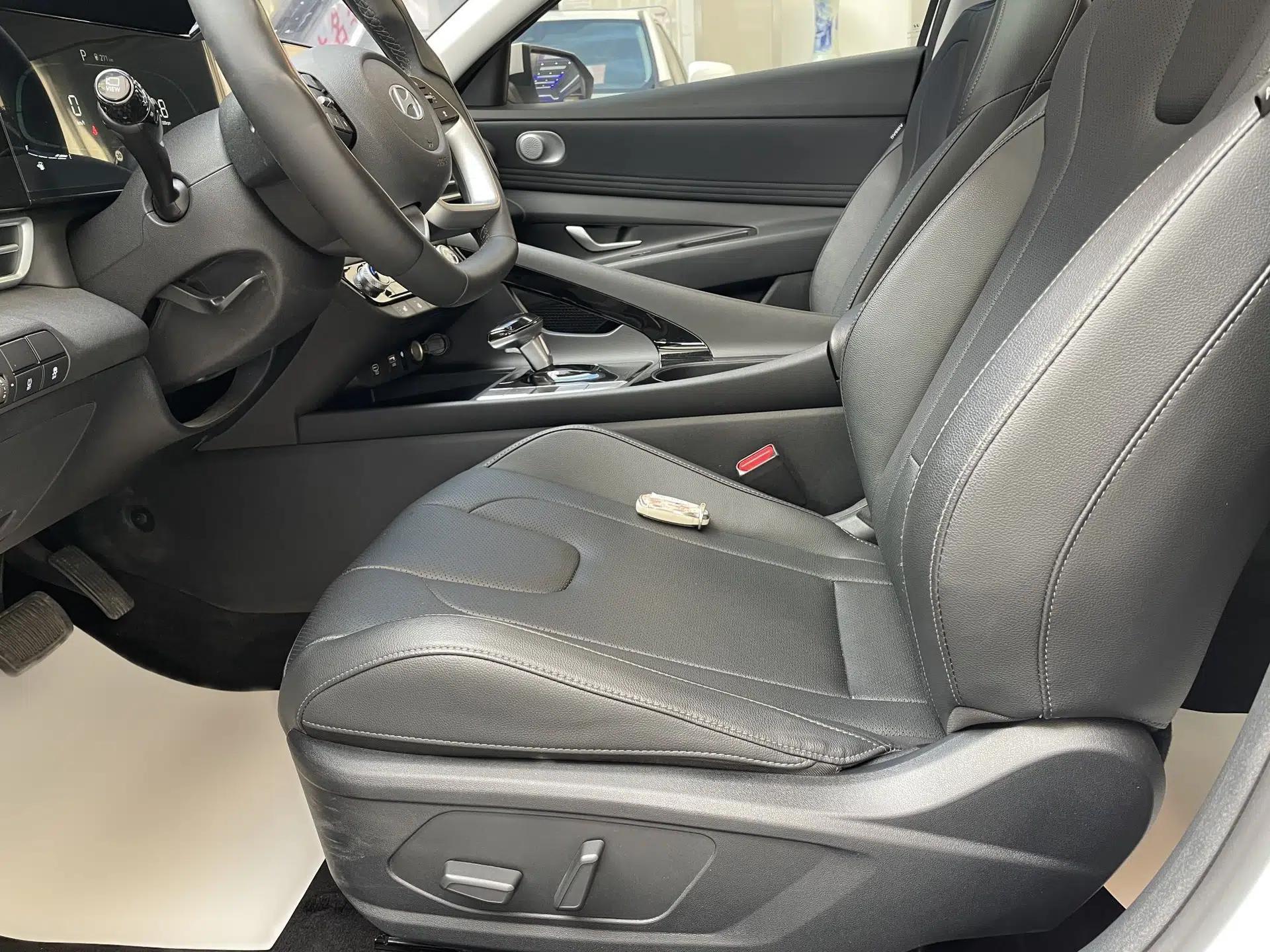 Hyundai Elantra 2023 1.5L CVT LUX Prestige Edition — миниатюра 22