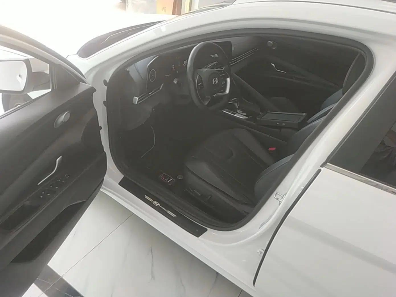 Hyundai Elantra 2023 1.5L CVT LUX Prestige Edition — миниатюра 23