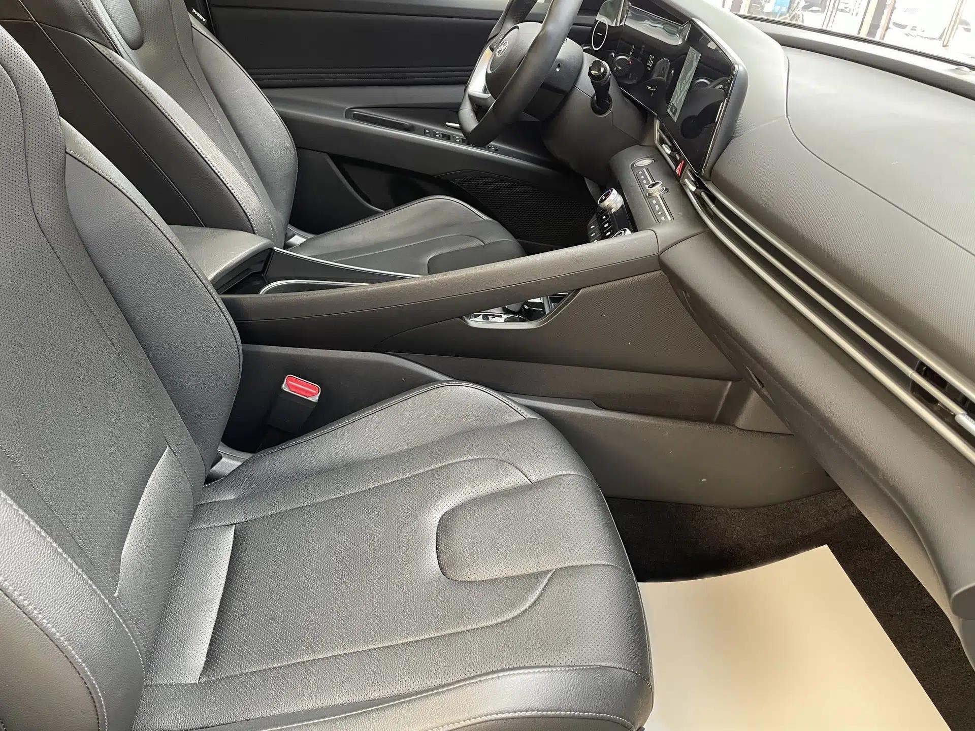 Hyundai Elantra 2023 1.5L CVT LUX Prestige Edition — миниатюра 24