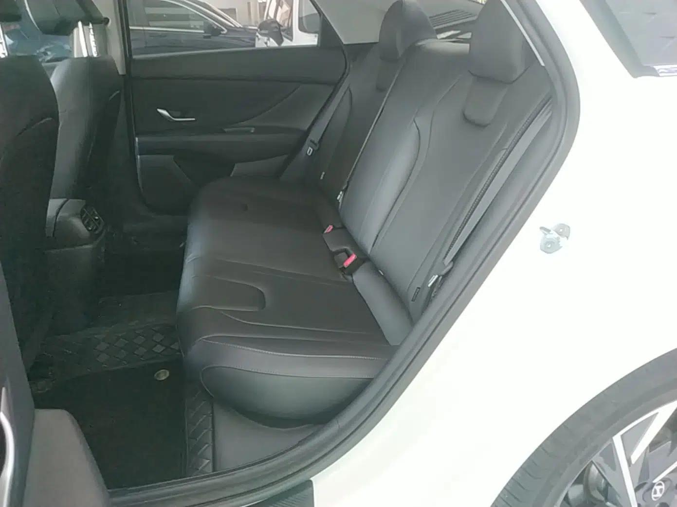 Hyundai Elantra 2023 1.5L CVT LUX Prestige Edition — миниатюра 25