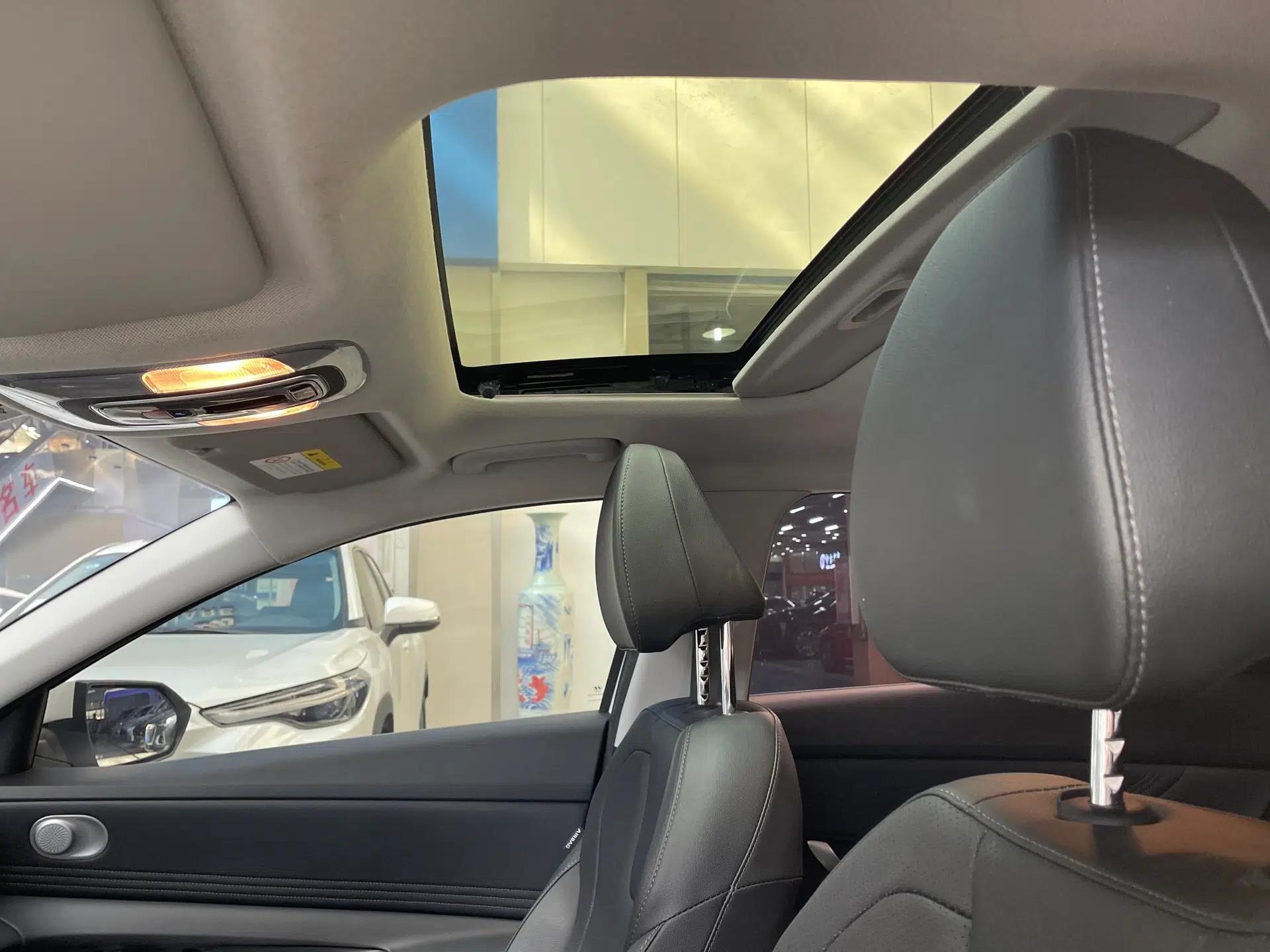 Hyundai Elantra 2023 1.5L CVT LUX Prestige Edition — миниатюра 26