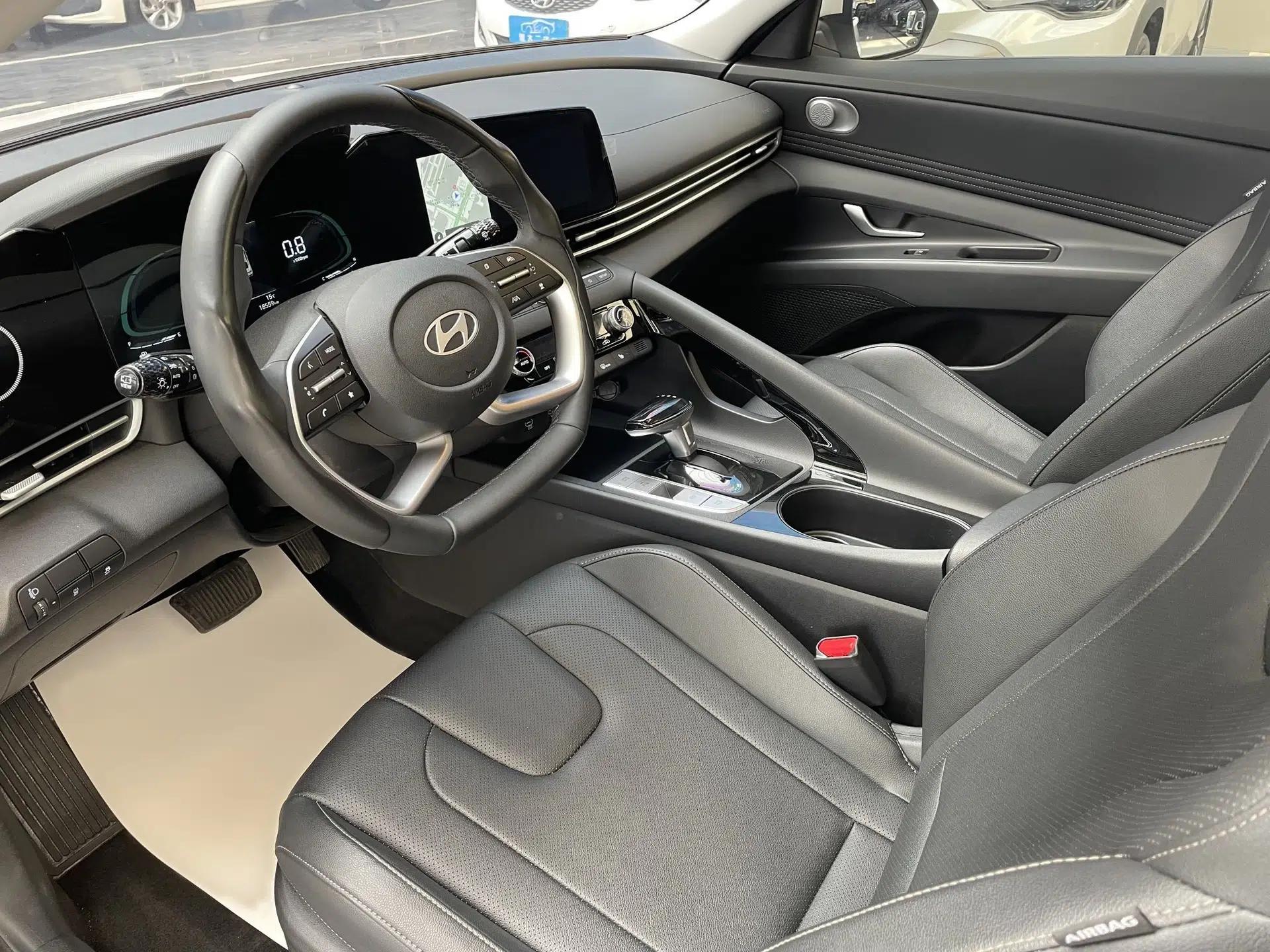 Hyundai Elantra 2023 1.5L CVT LUX Prestige Edition — миниатюра 28