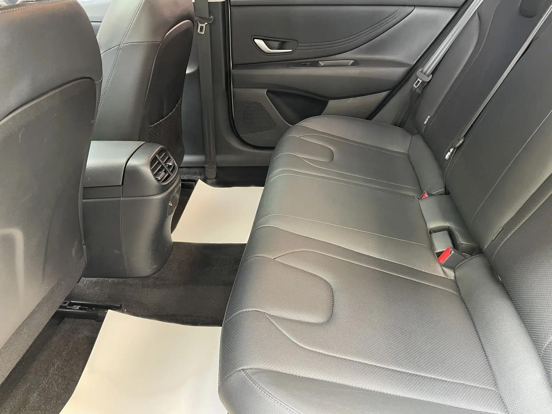Hyundai Elantra 2023 1.5L CVT LUX Prestige Edition — миниатюра 29