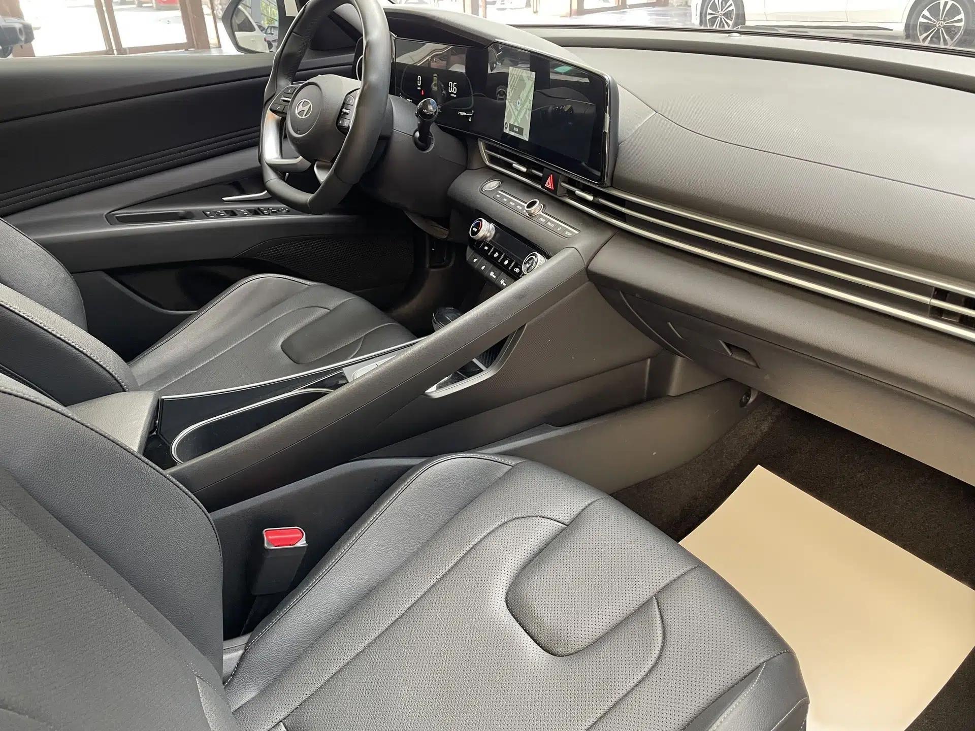 Hyundai Elantra 2023 1.5L CVT LUX Prestige Edition — миниатюра 30