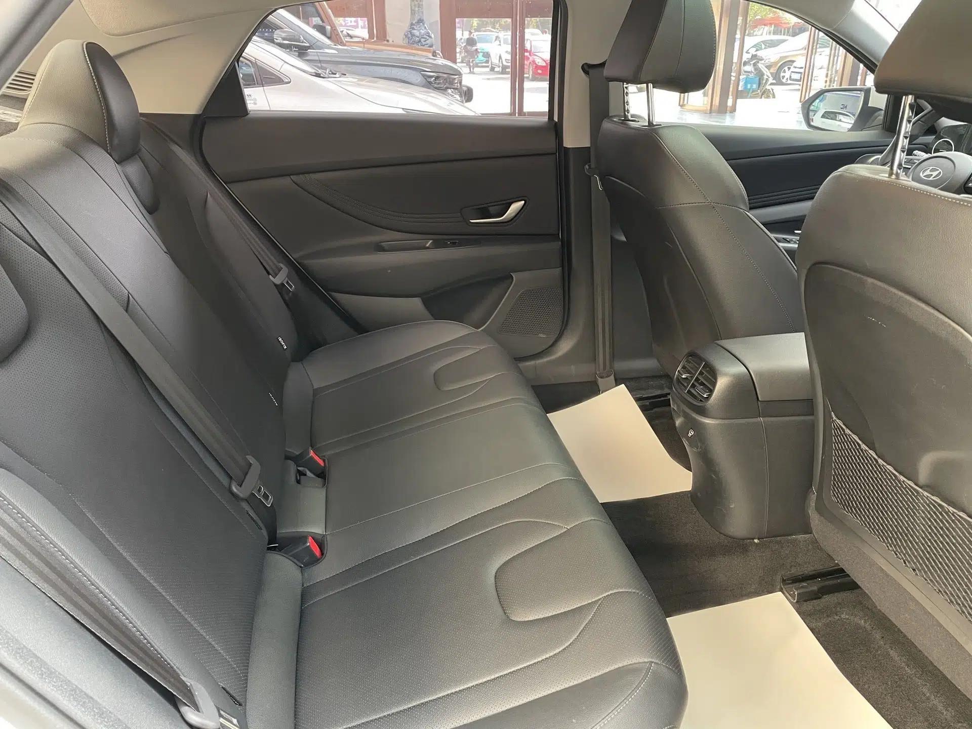 Hyundai Elantra 2023 1.5L CVT LUX Prestige Edition — миниатюра 31