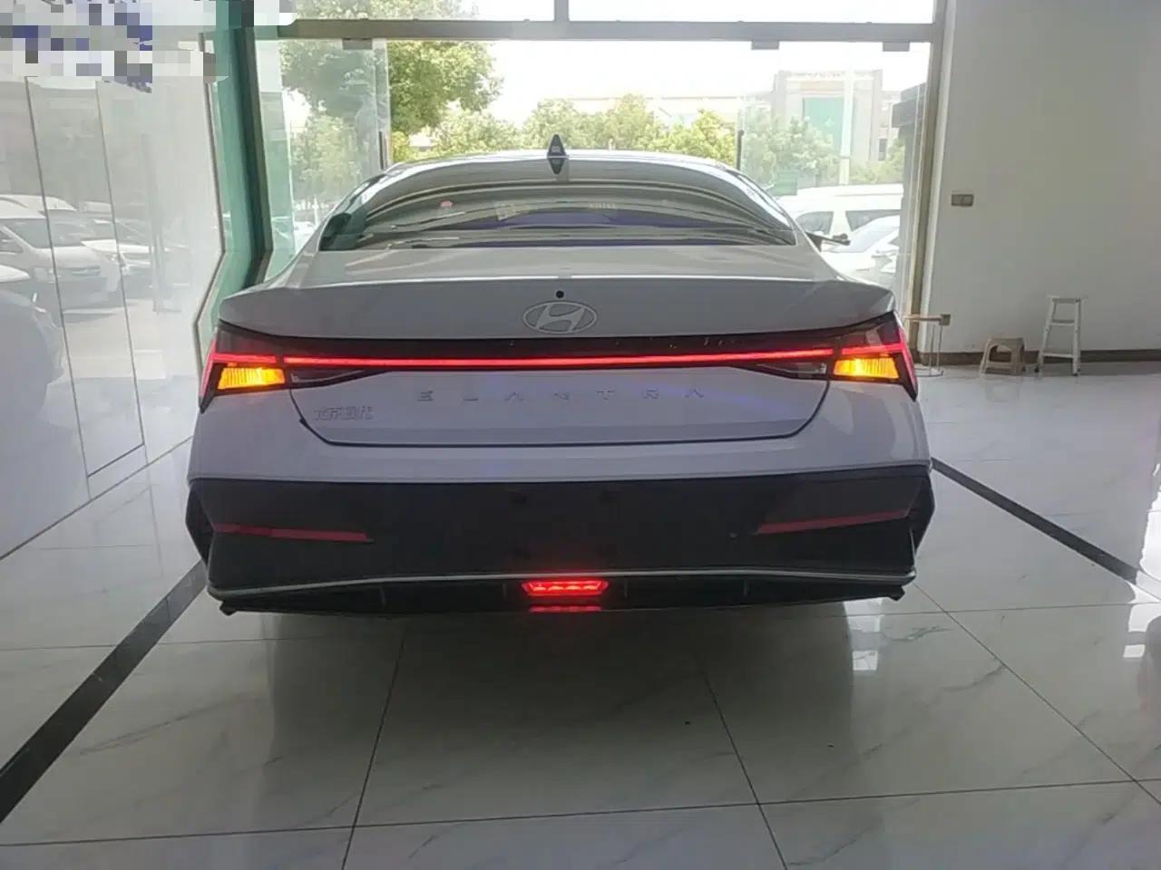 Hyundai Elantra 2023 1.5L CVT LUX Prestige Edition — миниатюра 5