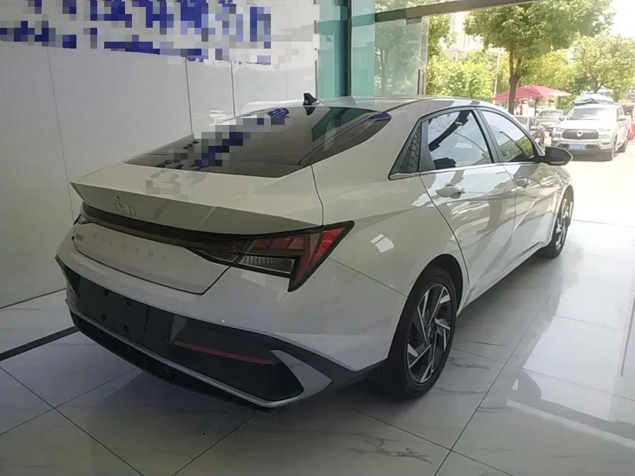 Hyundai Elantra 2023 1.5L CVT LUX Prestige Edition — миниатюра 6