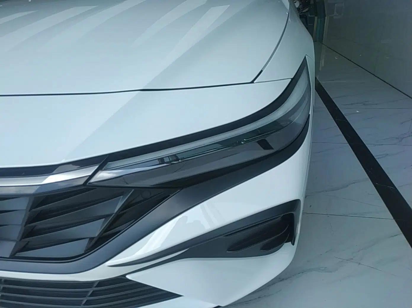 Hyundai Elantra 2023 1.5L CVT LUX Prestige Edition — миниатюра 8
