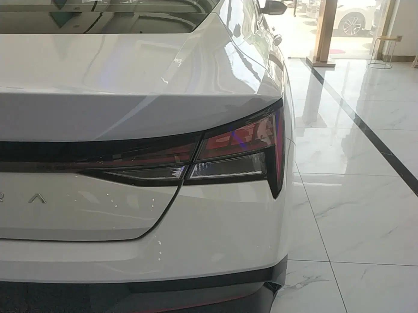 Hyundai Elantra 2023 1.5L CVT LUX Prestige Edition — миниатюра 9