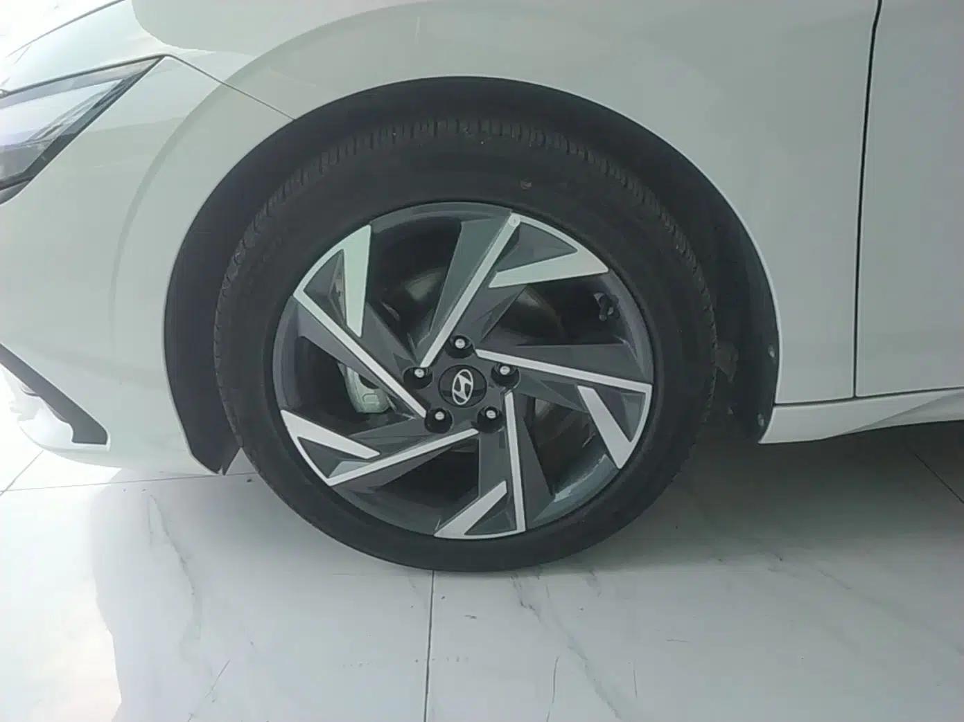 Hyundai Elantra 2023 1.5L CVT LUX Prestige Edition — миниатюра 10