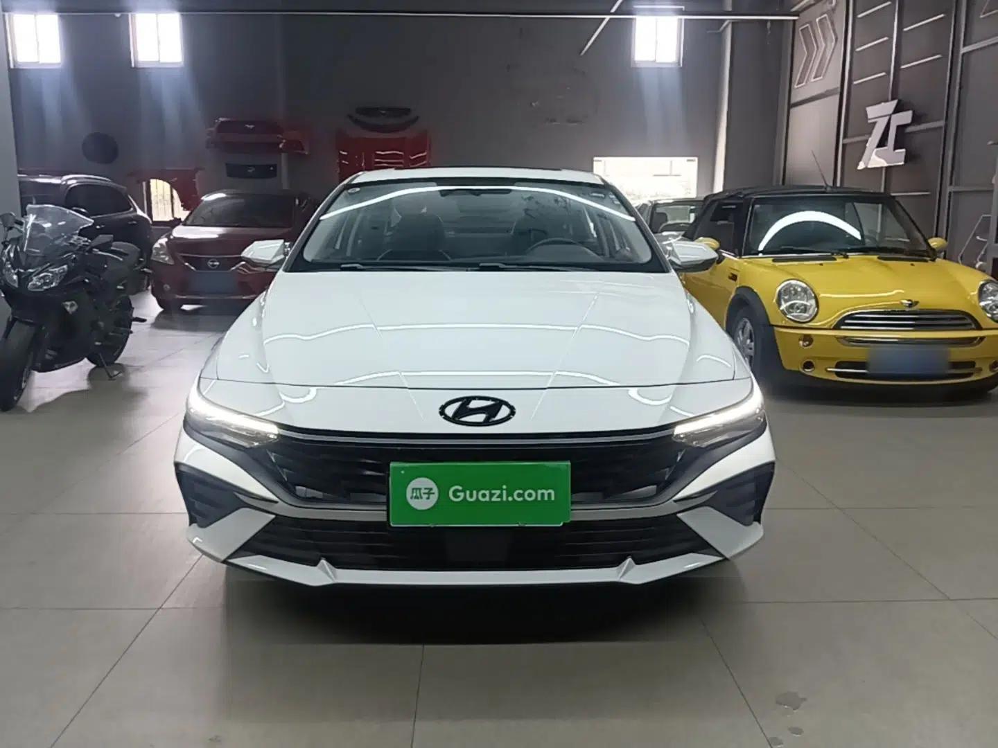 Hyundai Elantra 2023 1.5L CVT LUX Prestige Edition — миниатюра 2