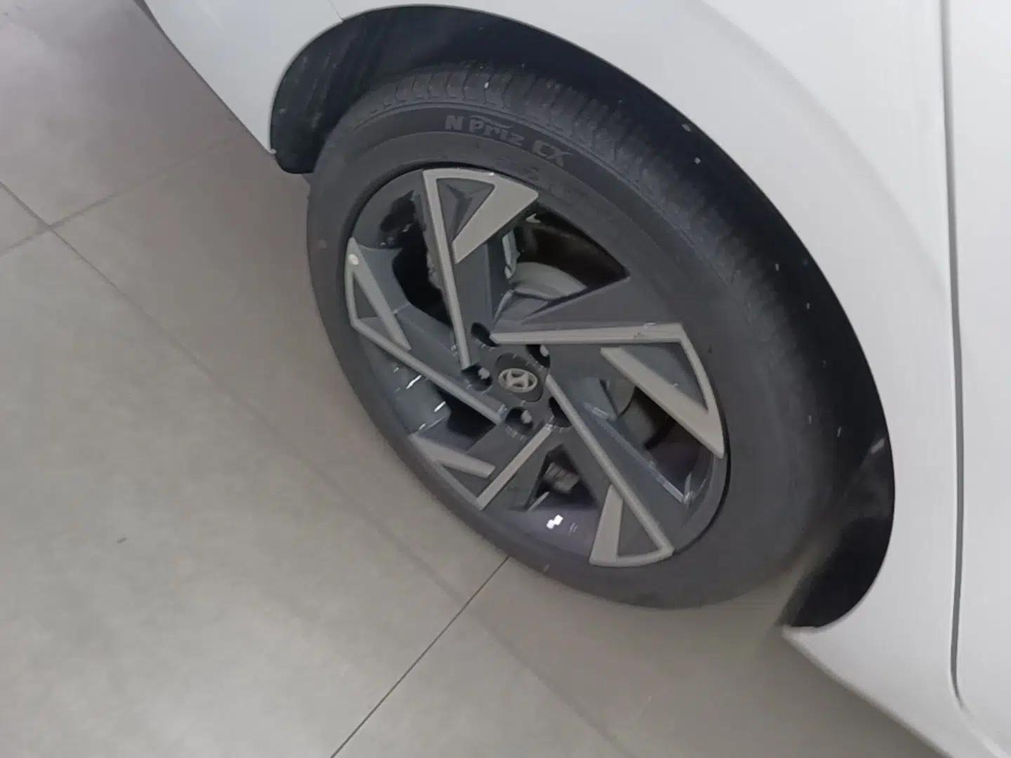 Hyundai Elantra 2023 1.5L CVT LUX Prestige Edition — миниатюра 16