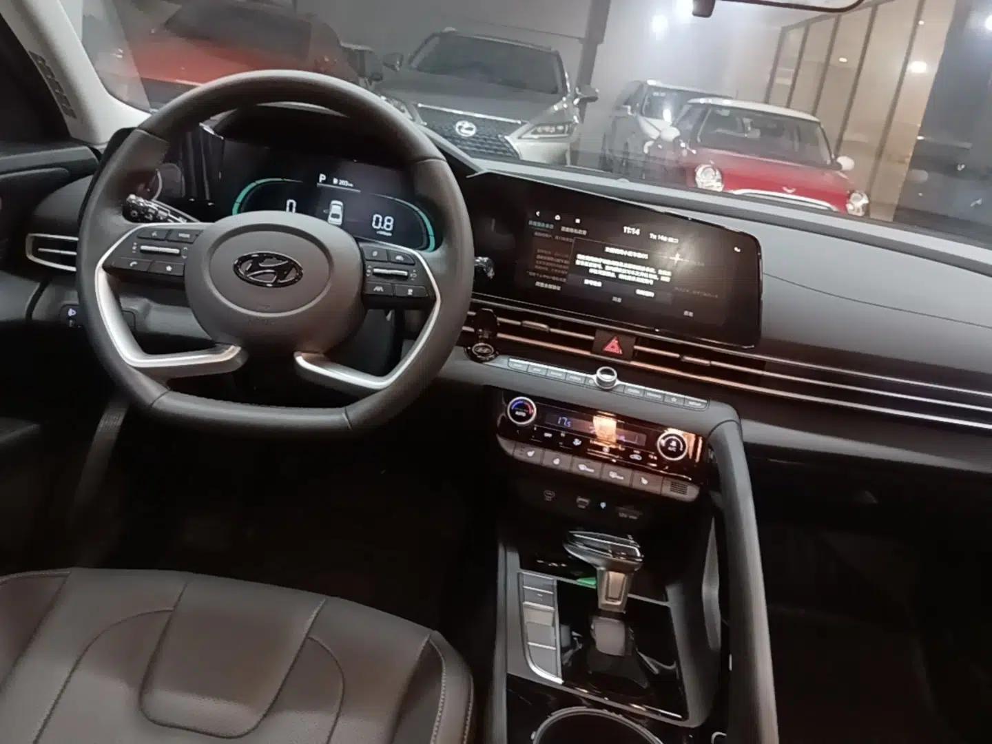 Hyundai Elantra 2023 1.5L CVT LUX Prestige Edition — миниатюра 17