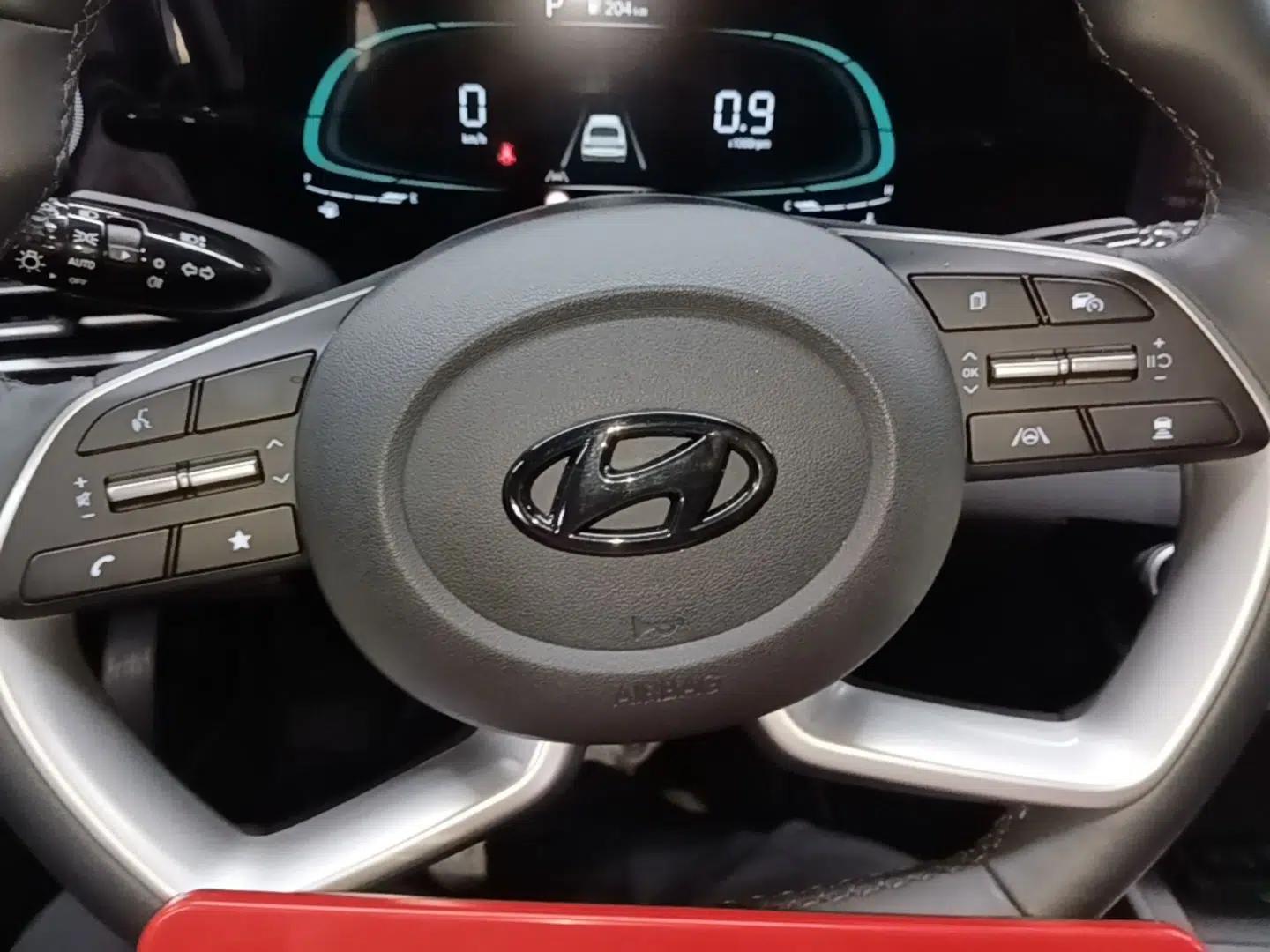 Hyundai Elantra 2023 1.5L CVT LUX Prestige Edition — миниатюра 18