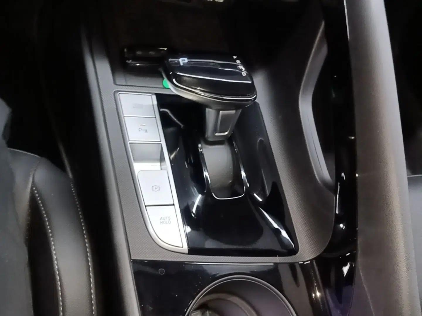 Hyundai Elantra 2023 1.5L CVT LUX Prestige Edition — миниатюра 21