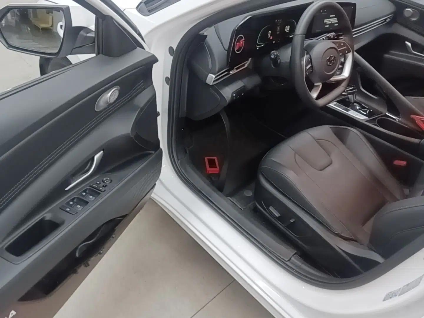 Hyundai Elantra 2023 1.5L CVT LUX Prestige Edition — миниатюра 23