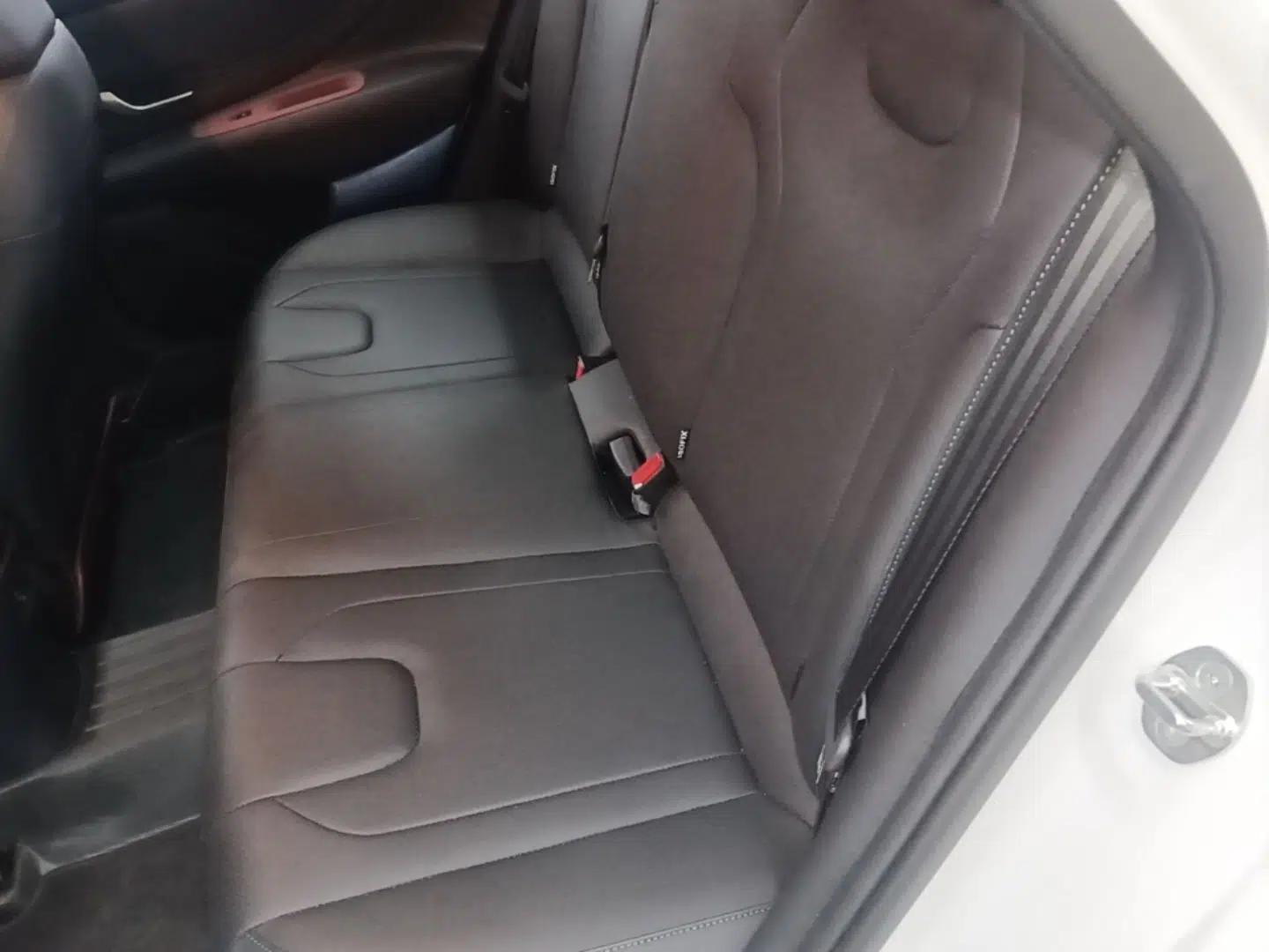 Hyundai Elantra 2023 1.5L CVT LUX Prestige Edition — миниатюра 25