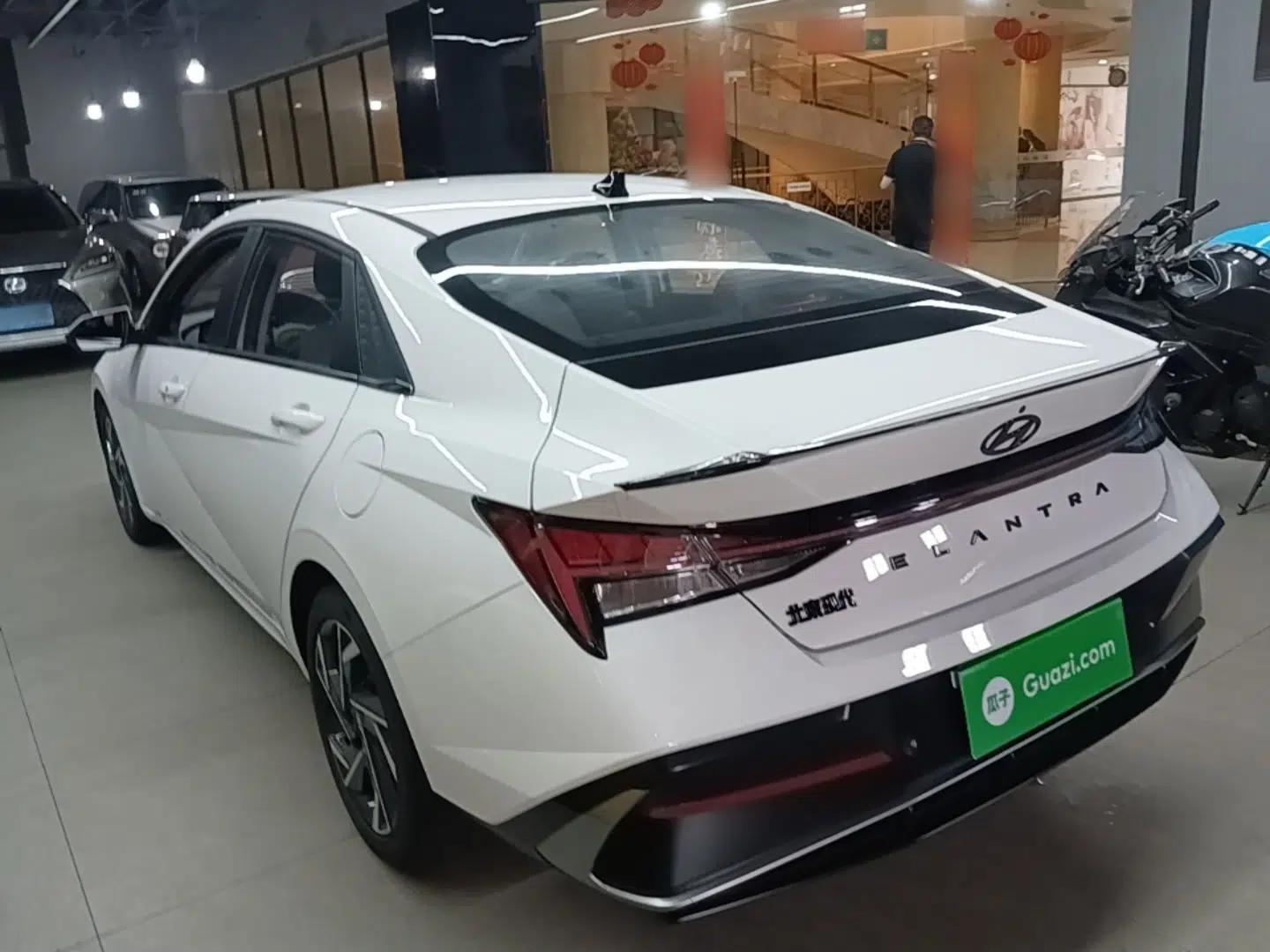 Hyundai Elantra 2023 1.5L CVT LUX Prestige Edition — миниатюра 4