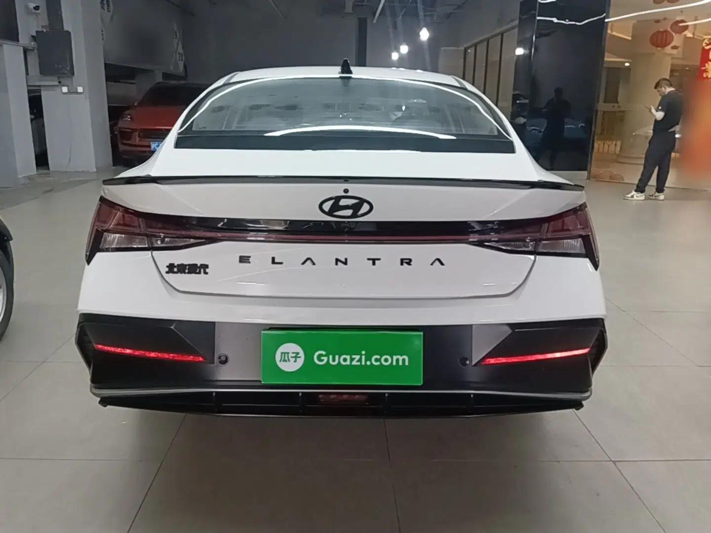 Hyundai Elantra 2023 1.5L CVT LUX Prestige Edition — миниатюра 5