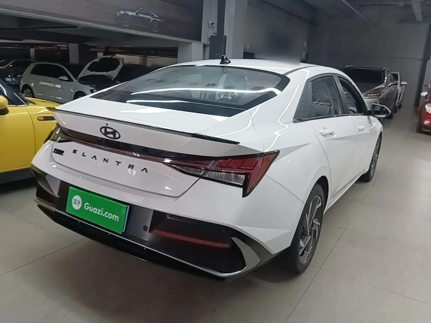 Hyundai Elantra 2023 1.5L CVT LUX Prestige Edition — миниатюра 6