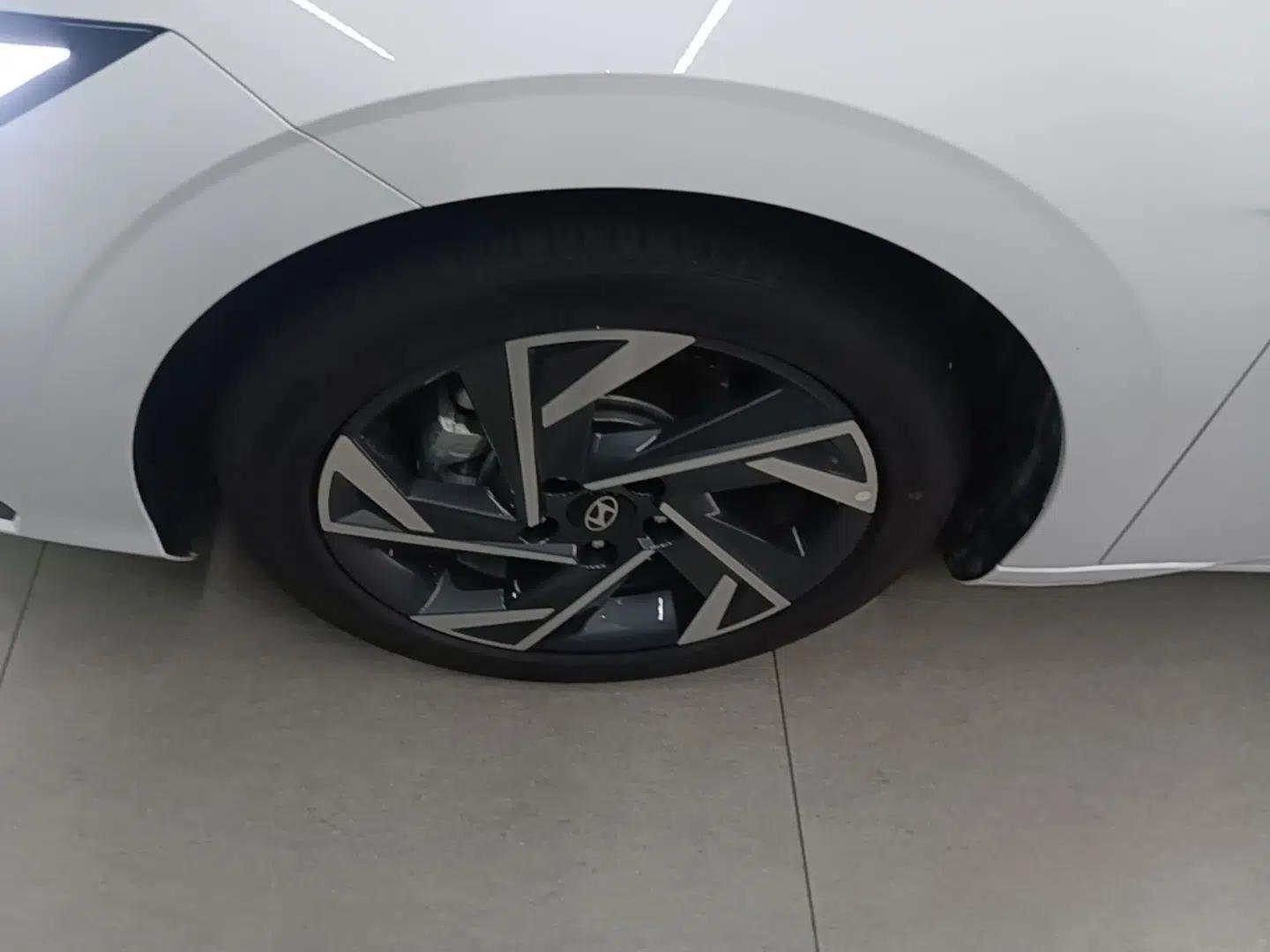 Hyundai Elantra 2023 1.5L CVT LUX Prestige Edition — миниатюра 10