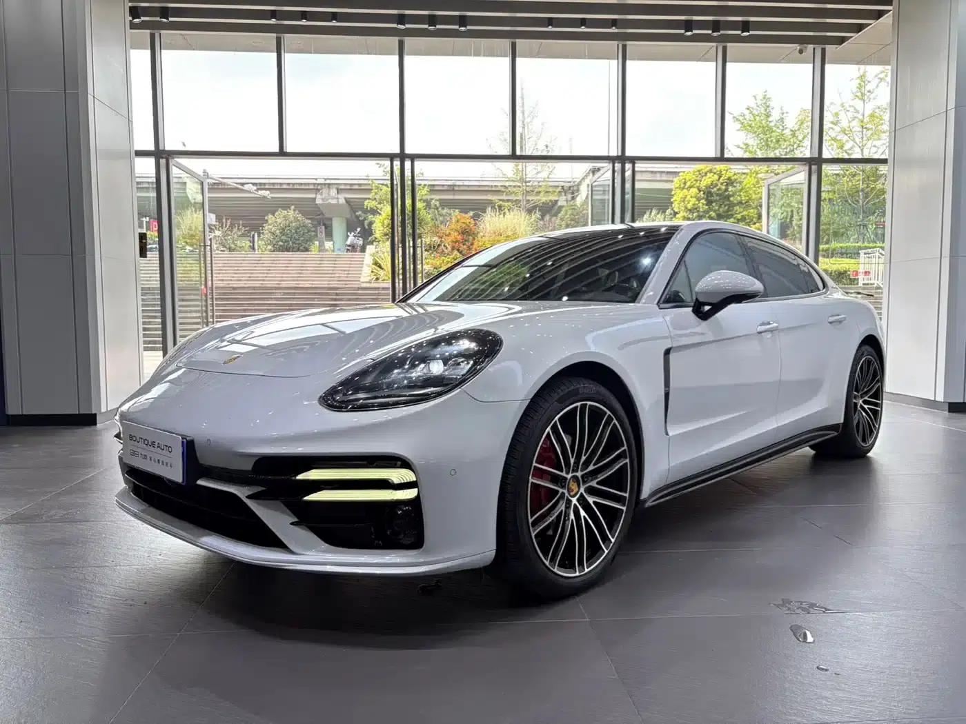 2017 Panamera Executive Long Wheelbase 3.0T — миниатюра 1