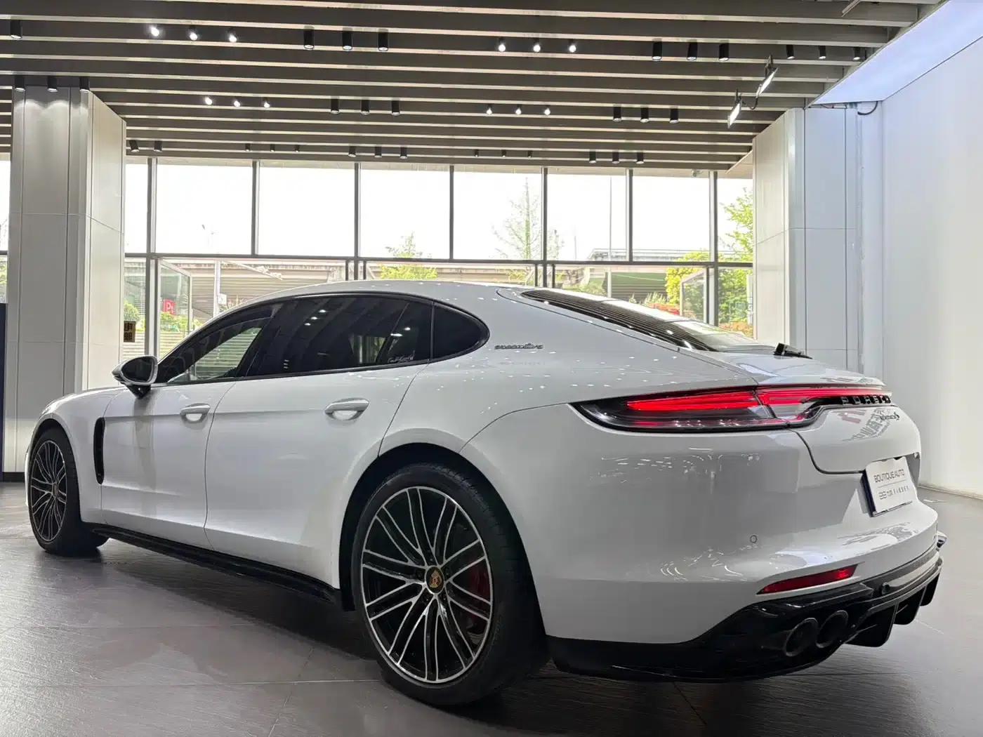2017 Panamera Executive Long Wheelbase 3.0T — миниатюра 4