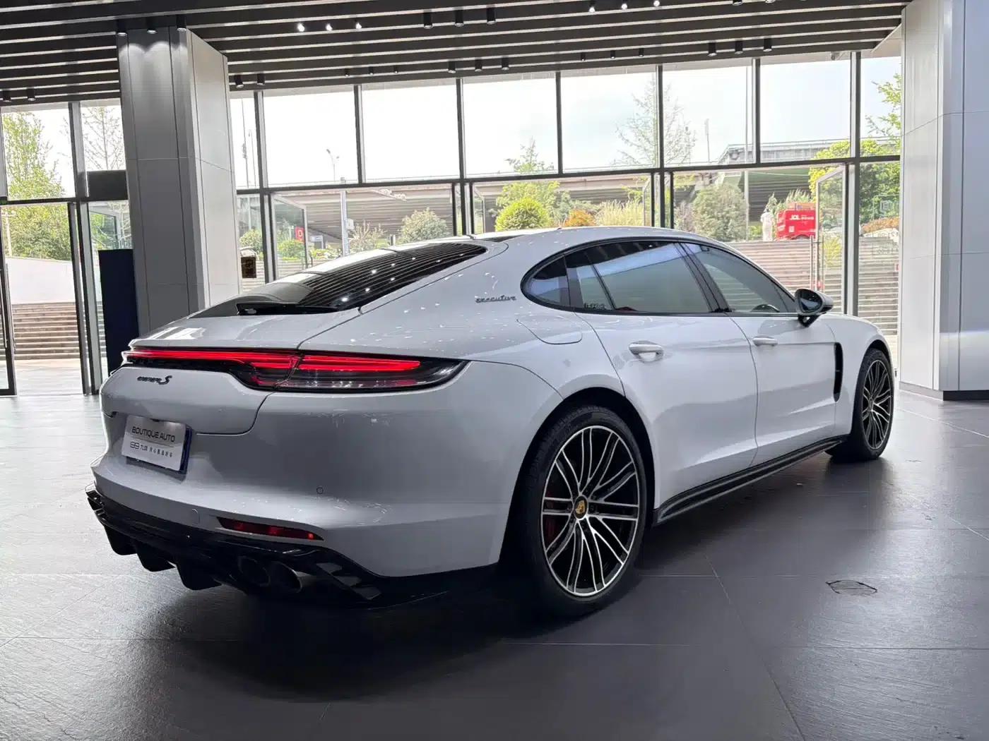 2017 Panamera Executive Long Wheelbase 3.0T — миниатюра 6