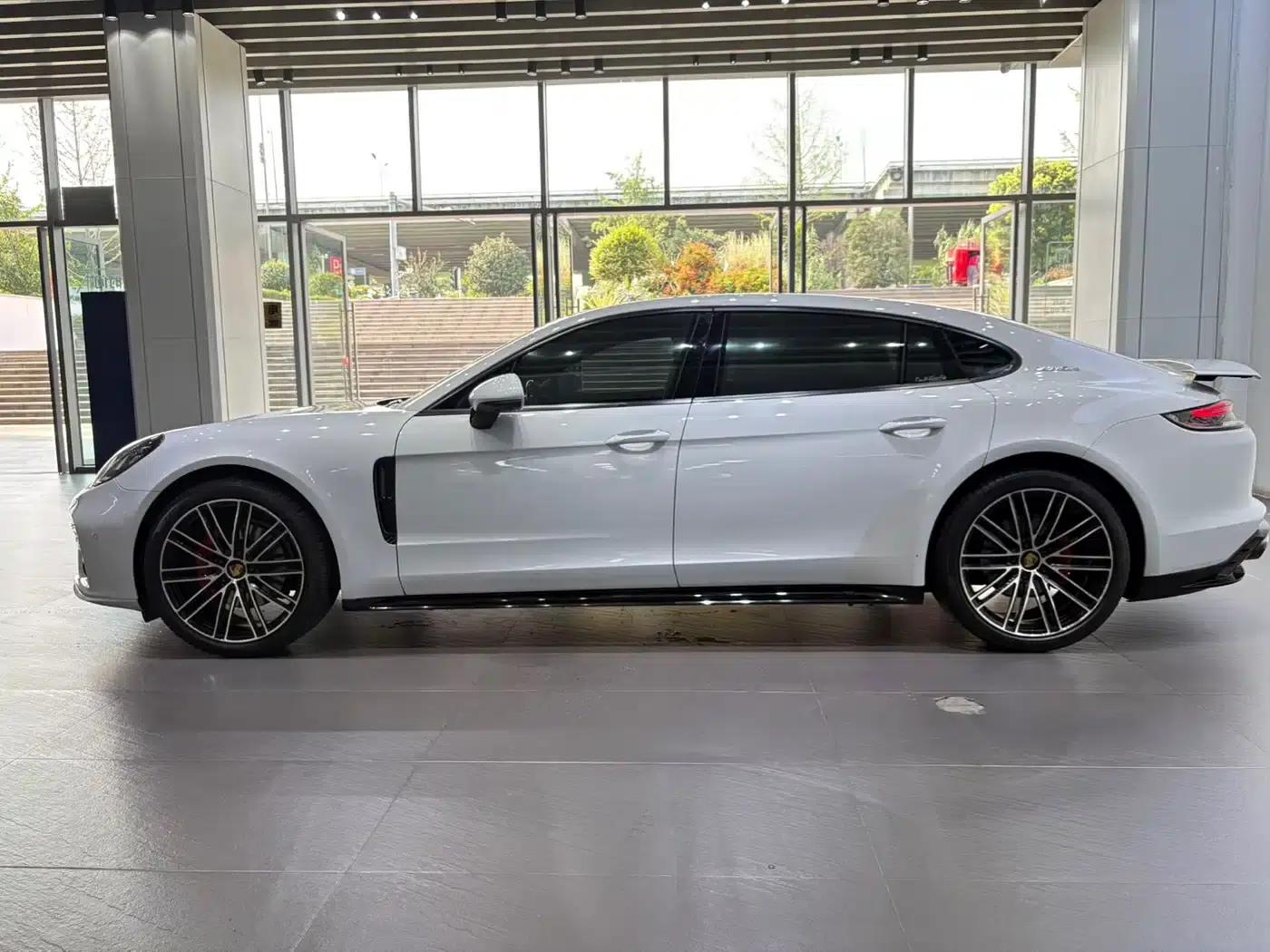 2017 Panamera Executive Long Wheelbase 3.0T — миниатюра 7