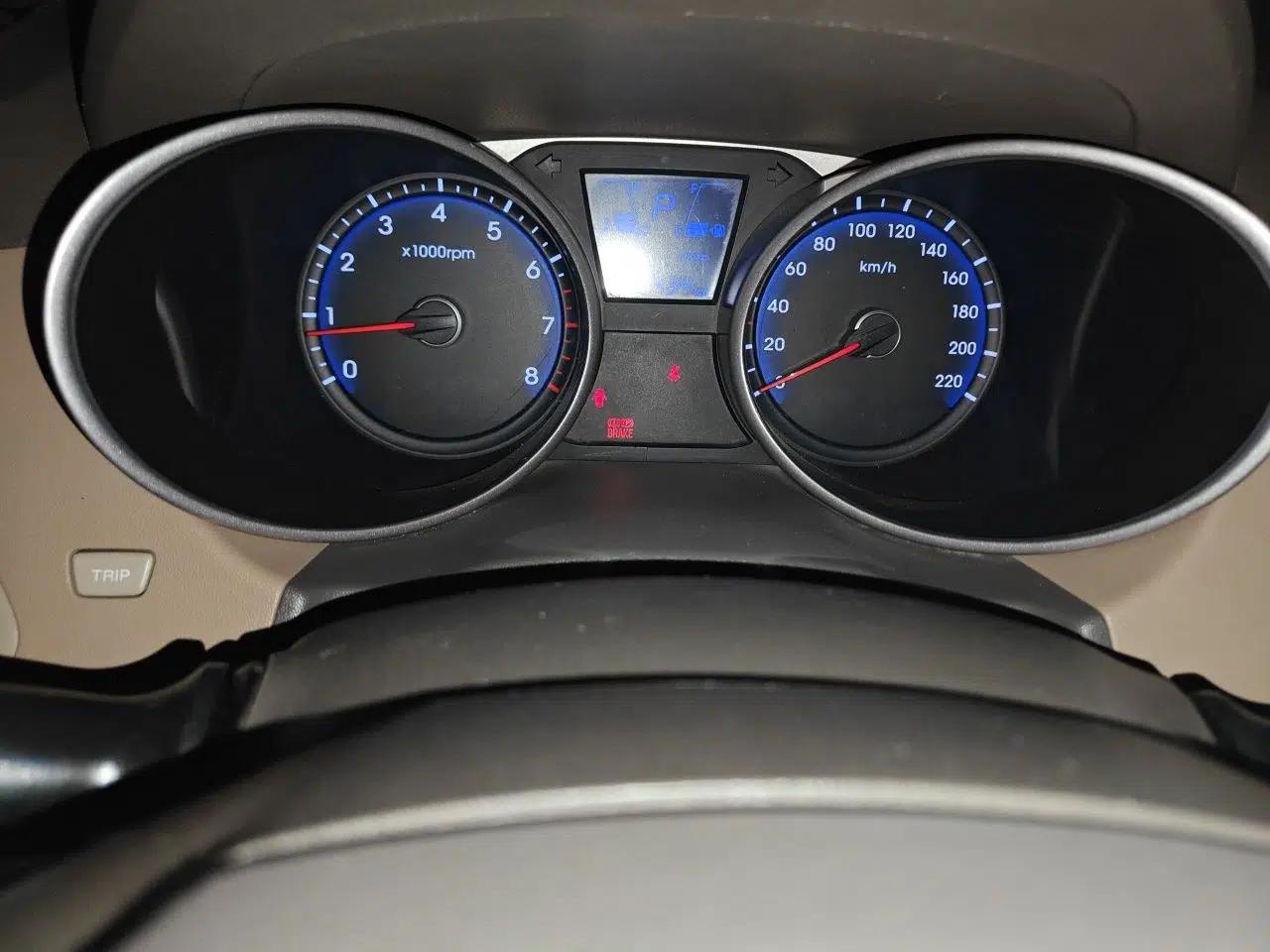 Hyundai ix35 2012 2.0L Automatic Two-Wheel Drive Elite Edition GLS — миниатюра 11