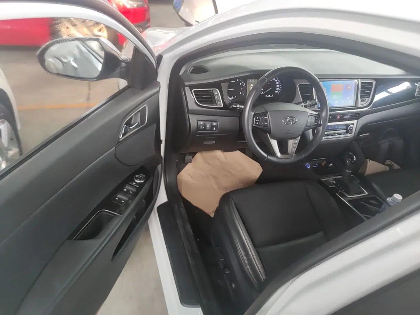 Hyundai Mistra 2014 1.8L Automatic Deluxe DLX Model — миниатюра 23