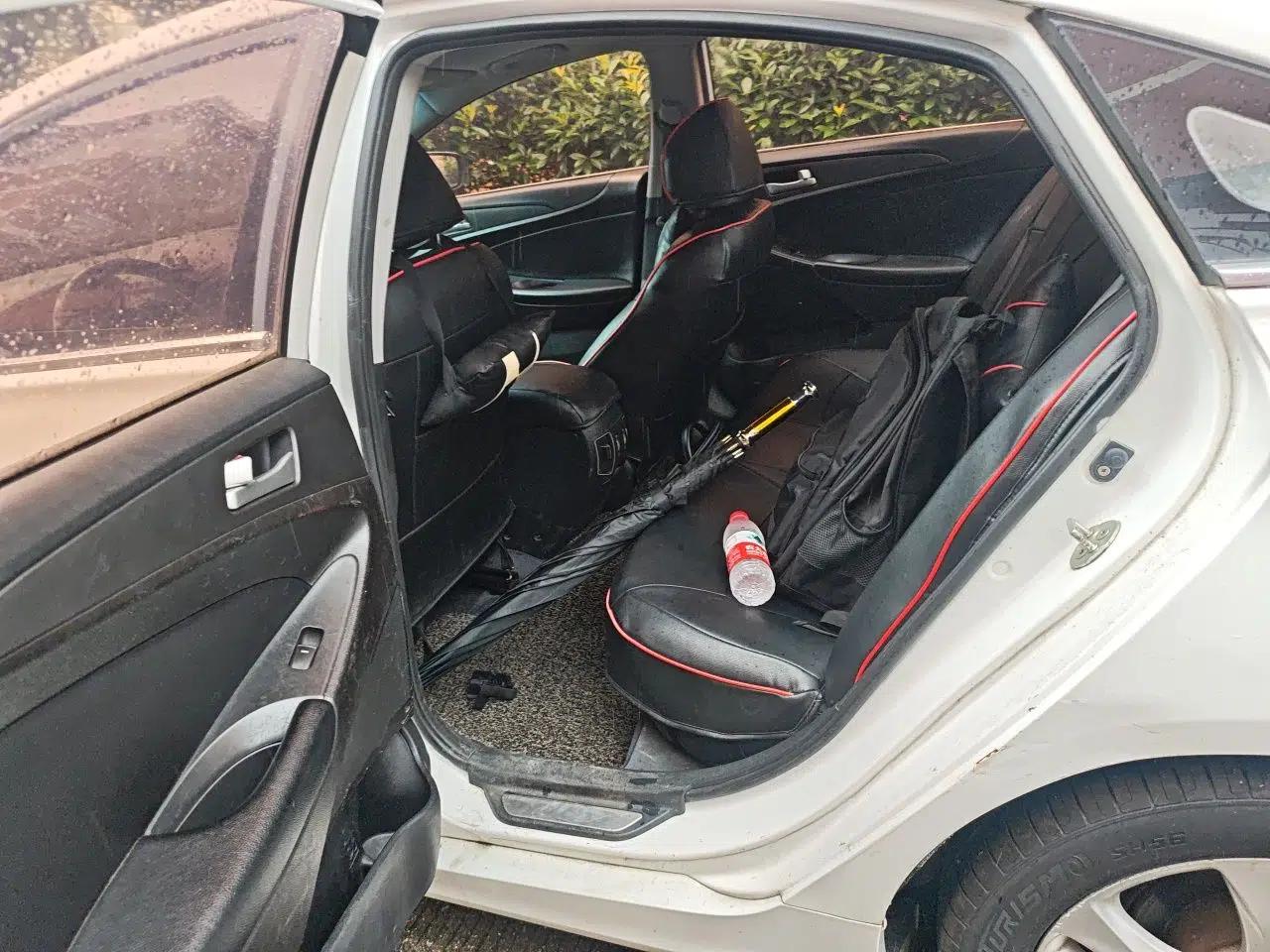 Hyundai Sonata 2011 2.0L Automatic Leading Edition — миниатюра 17