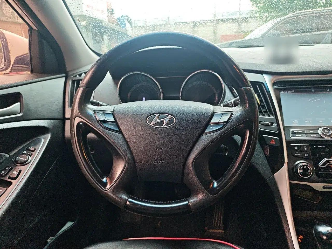 Hyundai Sonata 2011 2.0L Automatic Leading Edition — миниатюра 10