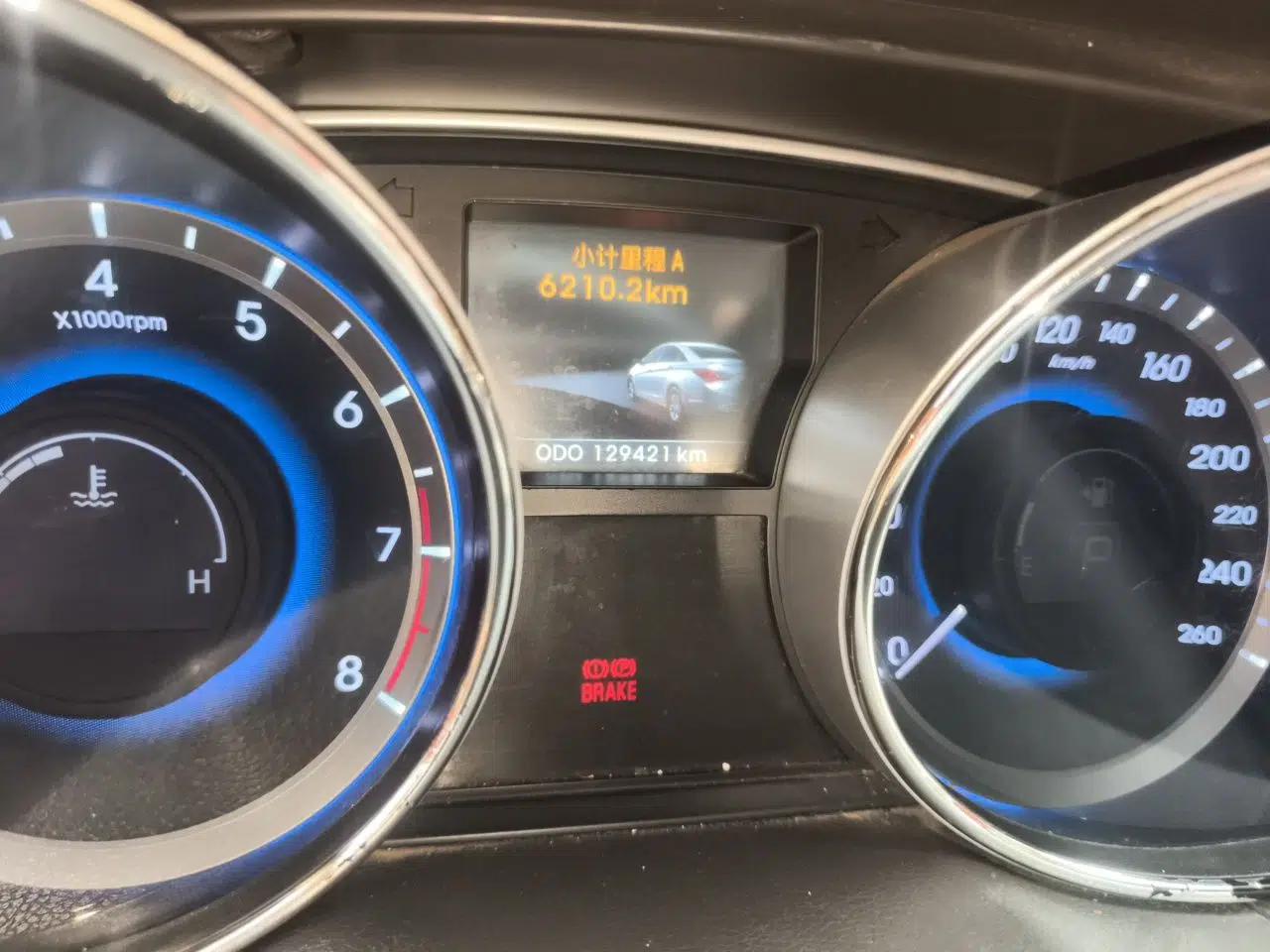 Hyundai Sonata 2011 2.0L Automatic Leading Edition — миниатюра 12