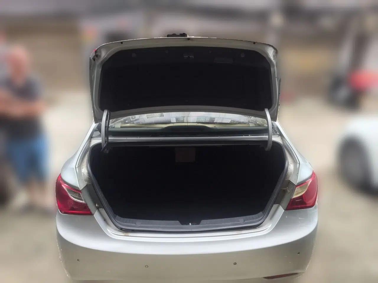 Hyundai Sonata 2011 2.0L Automatic Leading Edition — миниатюра 19