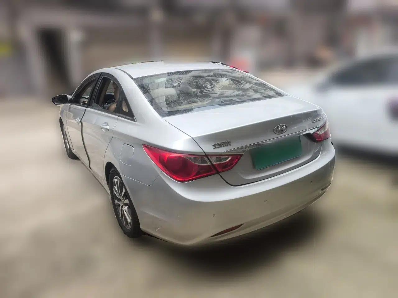 Hyundai Sonata 2011 2.0L Automatic Leading Edition — миниатюра 4