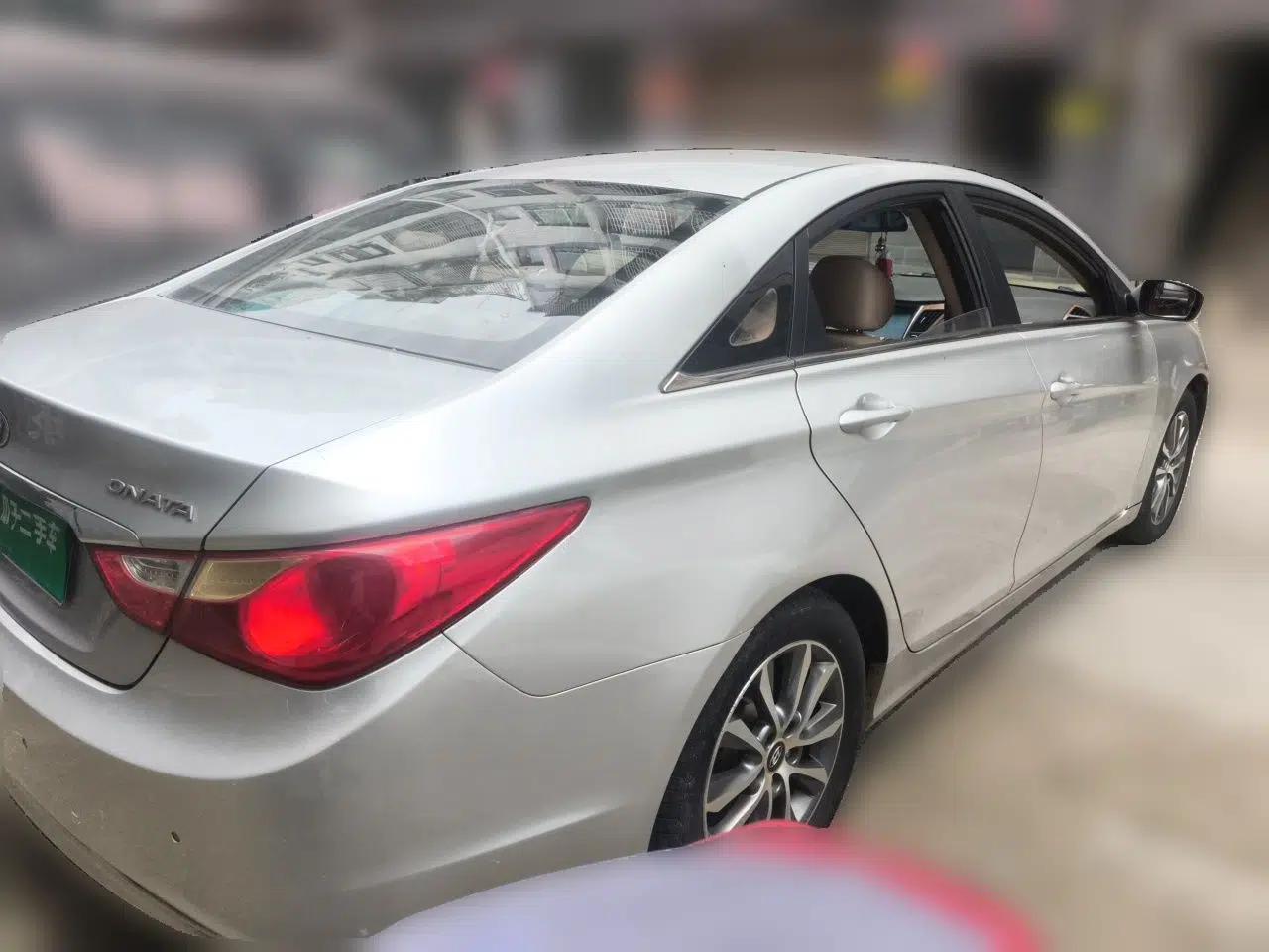 Hyundai Sonata 2011 2.0L Automatic Leading Edition — миниатюра 6
