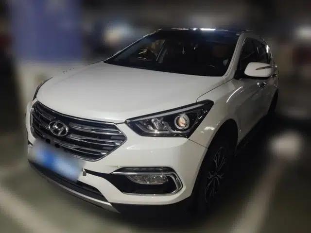 Hyundai Santa Fe 2017 2.4L Automatic Two-Wheel Drive Smart Version 5 Seats