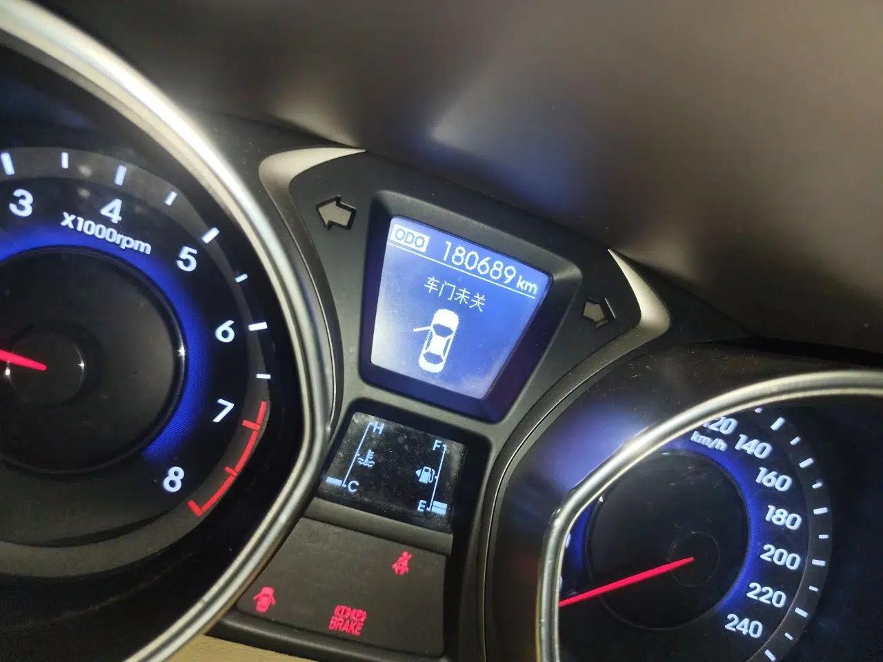 Hyundai Elantra (5th Generation / Langdong) 2012 1.8L Manual Luxury Version — миниатюра 12